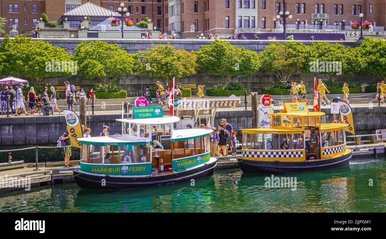 Taxi acqueo il giorno estivo nel porto di Victoria. Water Taxi Boats Vicino al Centro Città Porto interno-Foto di viaggio, fuoco selettivo-20,2022 luglio BC, Canada Foto Stock