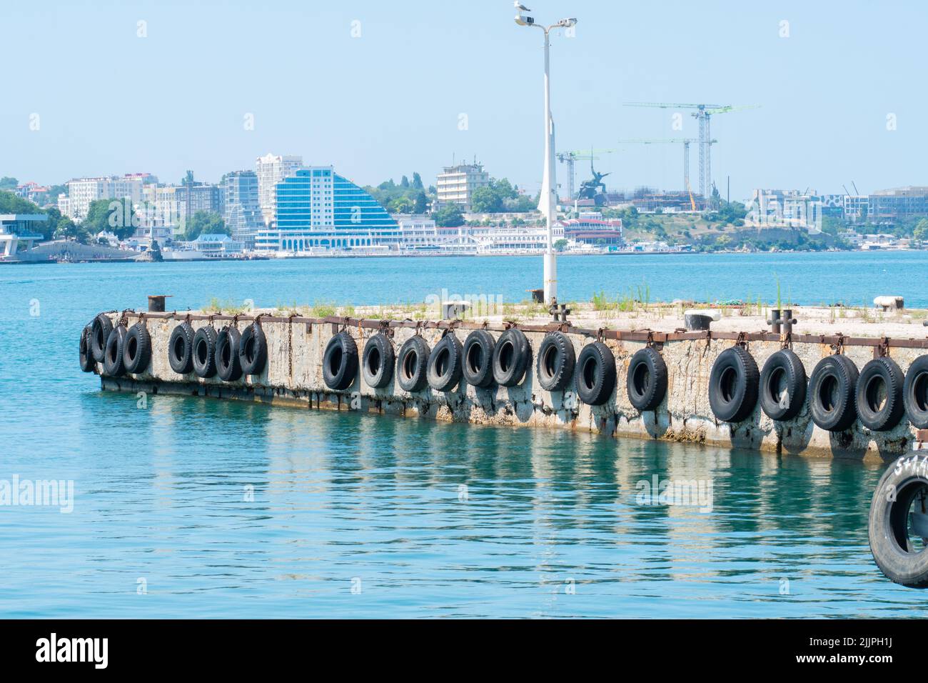 Corda molo mare acqua di viaggio bullard marina molo yacht molo, per barca estate per il turismo e yachting ancora, velocità della nave. Famosa bellezza bella, pic Foto Stock