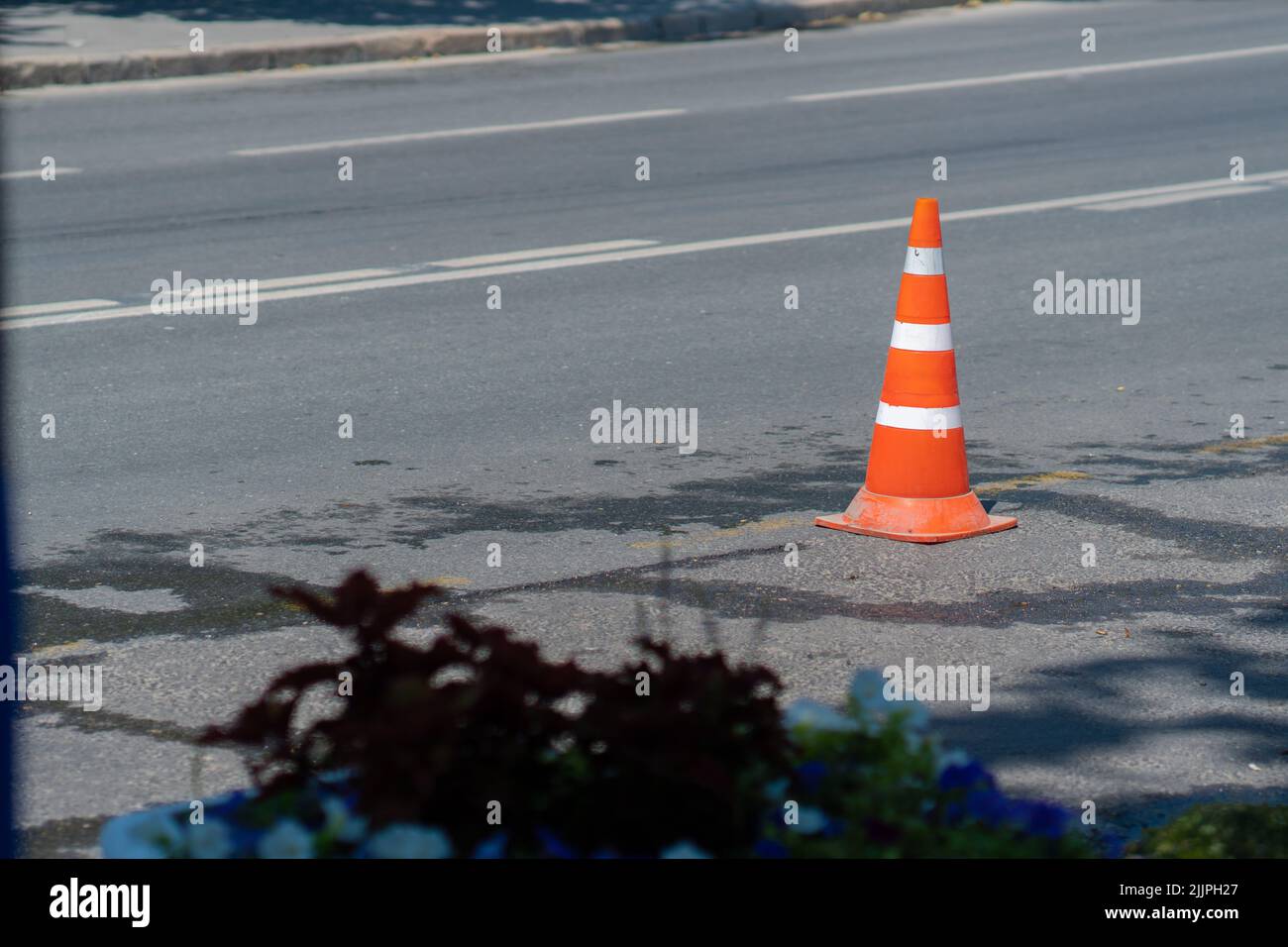 Traffico strada sicurezza sfondo arancione cono strada lavoro asfalto auto, concetto di plastica di avvertimento per l'attenzione per le attrezzature di sicurezza, manutenzione luminosa Foto Stock