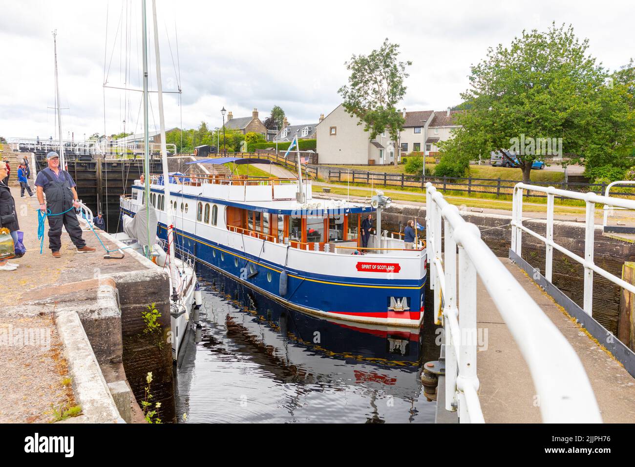 Barca Spirit of Scotland che passa attraverso le chiuse sul canale Caledonian a Inverness, Highlands scozzesi, Scozia, Regno Unito Foto Stock