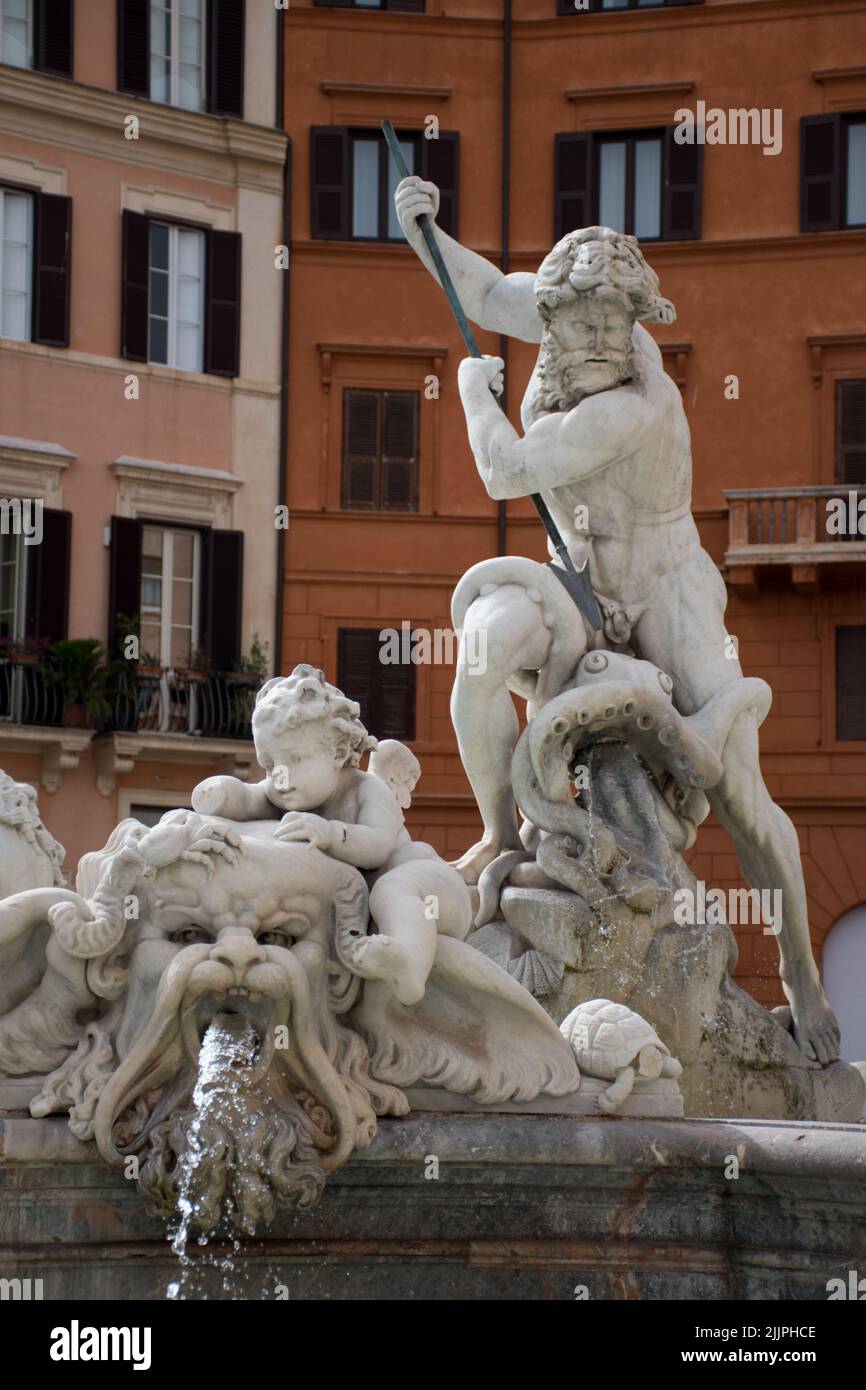 Un colpo verticale della Fontana di Nettuno a Roma Foto Stock