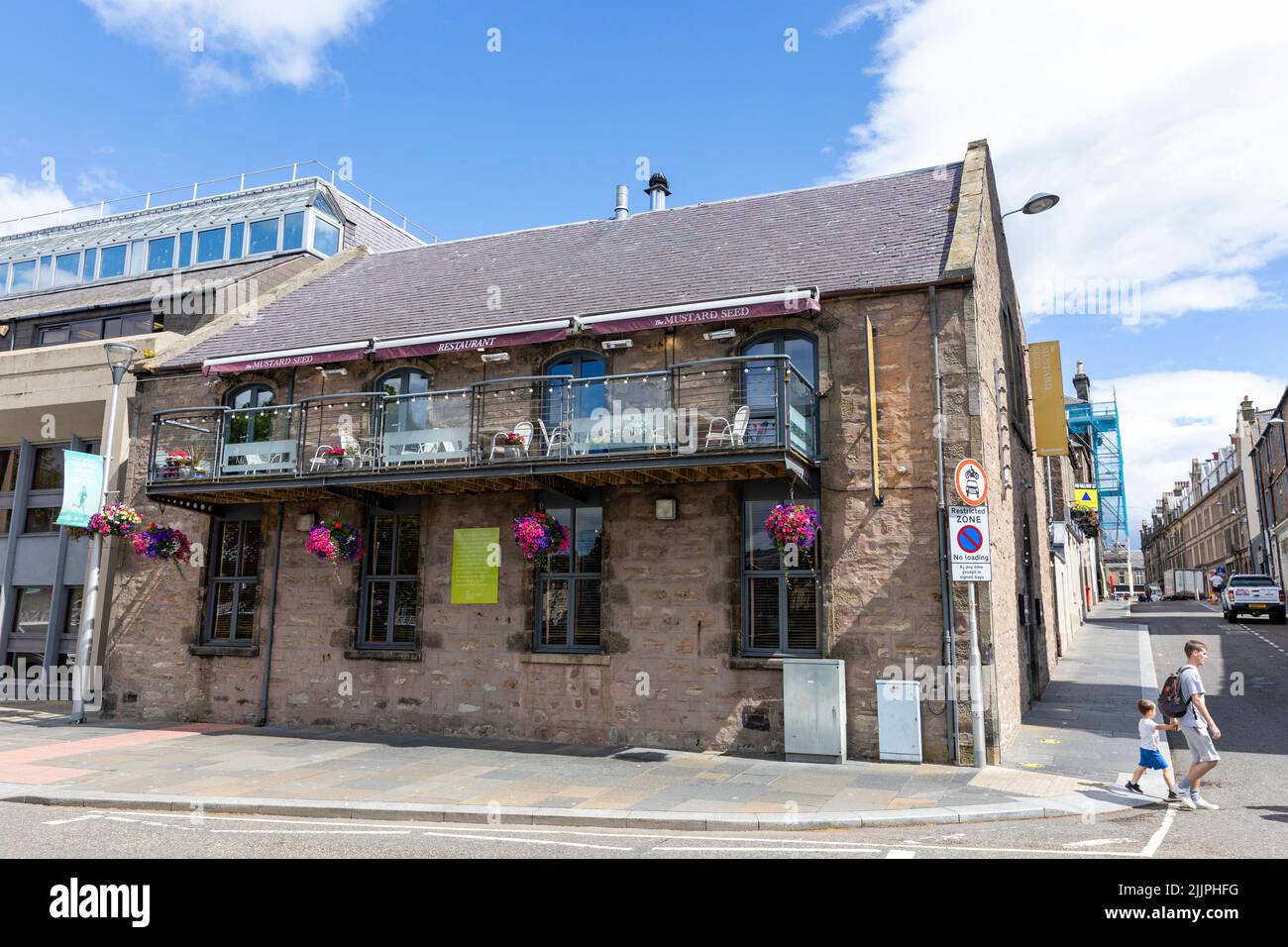 Ristorante semi di senape nel centro di Inverness in Scozia, in una giornata estiva nel 2022, in Gran Bretagna Foto Stock