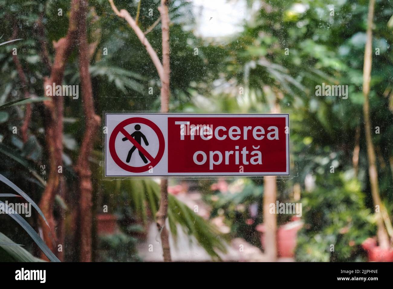 Un primo piano del cartello che dice di non entrare nel Giardino Botanico di Iasi, Romania. Foto Stock