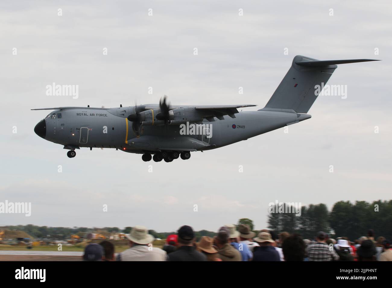 ZM419, un atlante Airbus A400M C1 operato dalla Royal Air Force, arrivando a RAF Fairford in Gloucestershire, Inghilterra, per partecipare al Royal International Air Tattoo (RIAT) 2022. Foto Stock