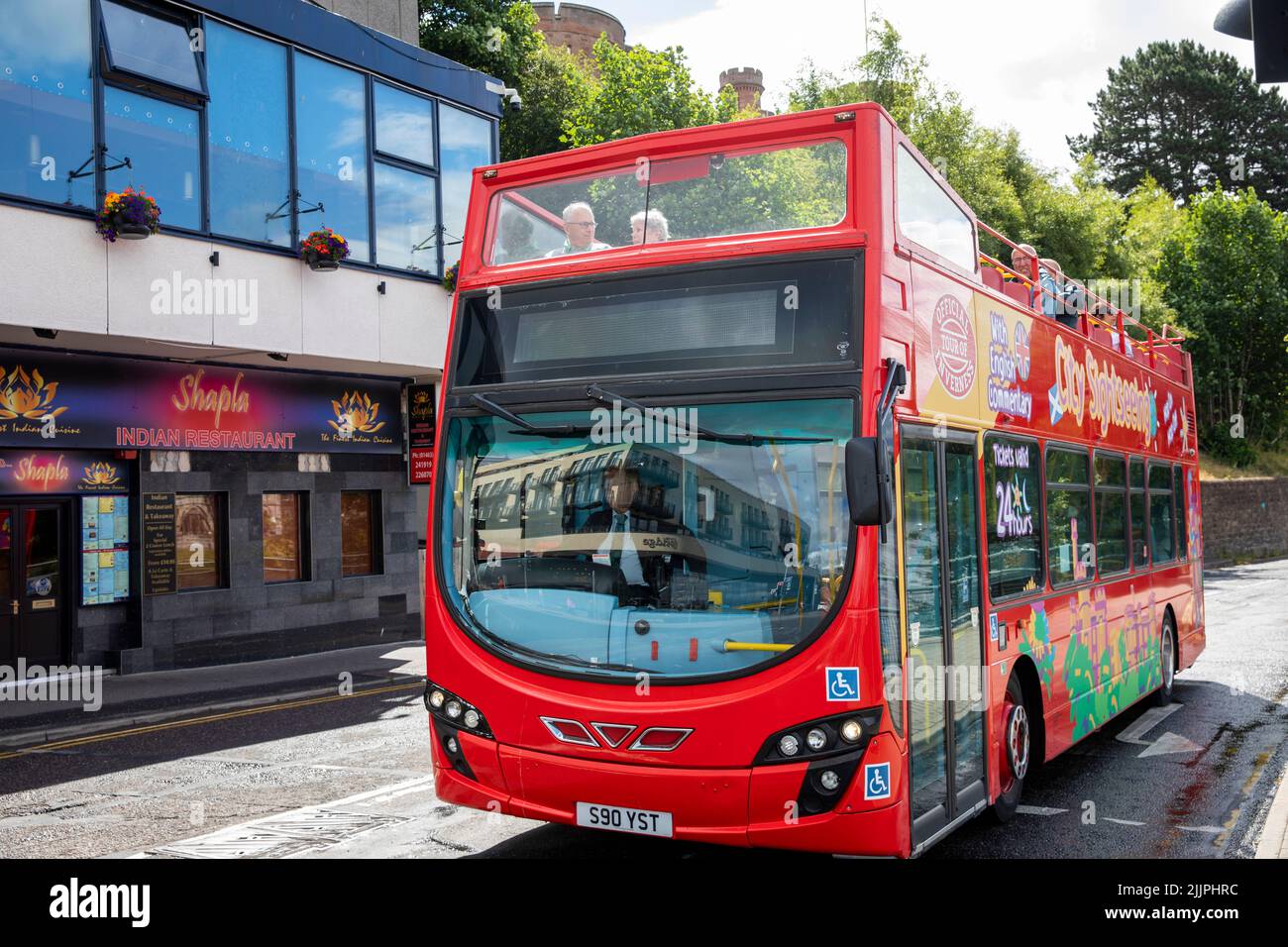 Inverness, capitale delle Highlands, grande autobus rosso panoramico per i visitatori di vedere la città, Scozia, Regno Unito nell'estate 2022 Foto Stock