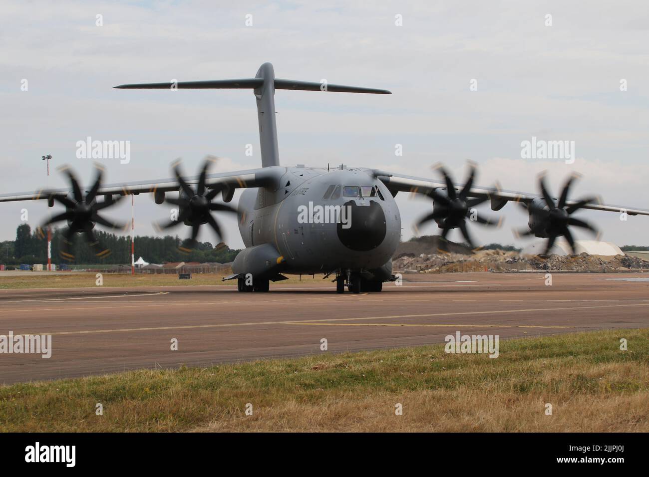 ZM419, un atlante Airbus A400M C1 operato dalla Royal Air Force, arrivando a RAF Fairford in Gloucestershire, Inghilterra, per partecipare al Royal International Air Tattoo (RIAT) 2022. Foto Stock