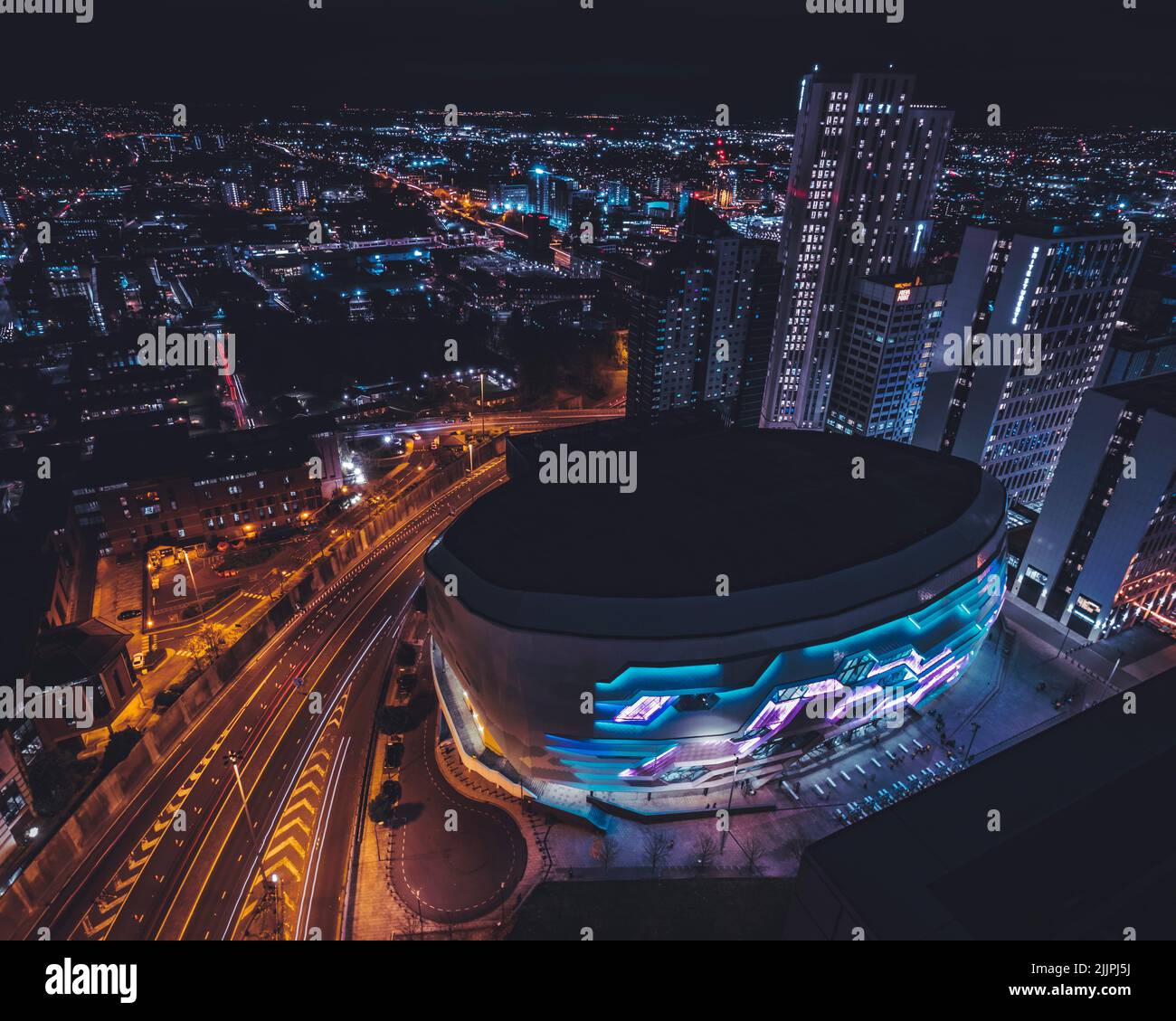 Le strade alleggerite di Leeds di notte Foto Stock