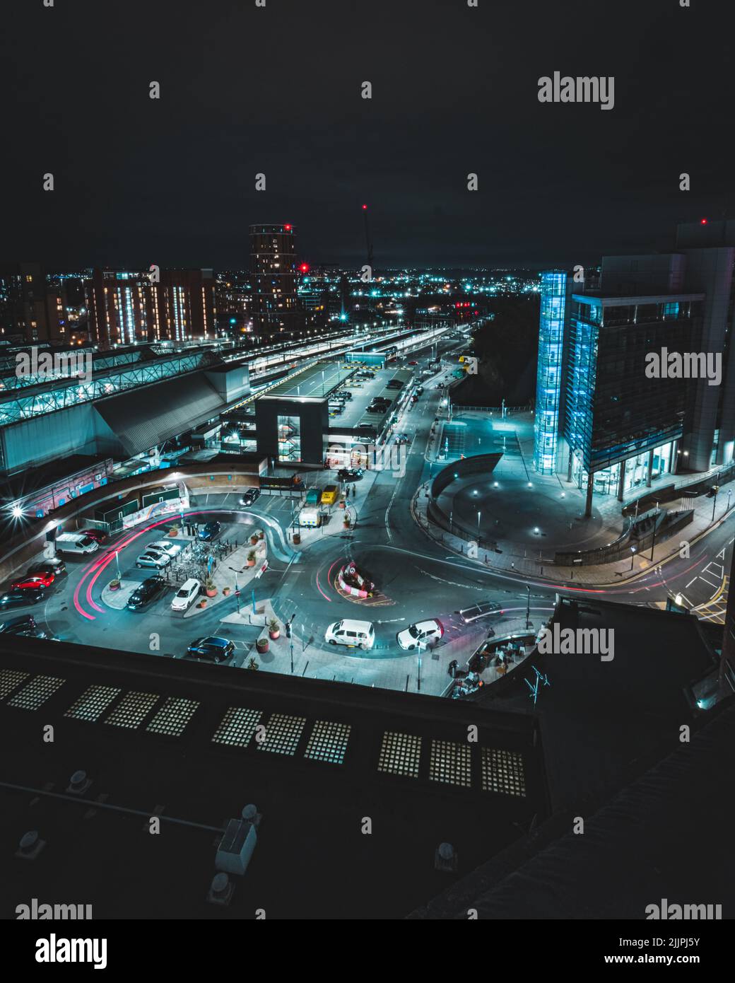 Le strade alleggerite di Leeds di notte Foto Stock