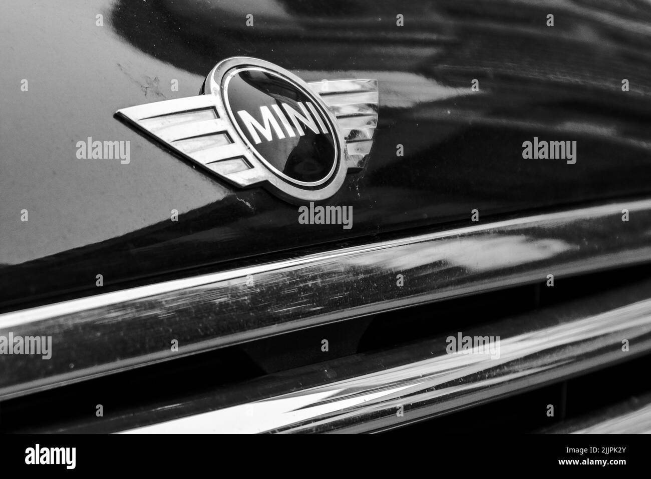 Primo piano del logo Mini Cooper in scala di grigi Foto Stock