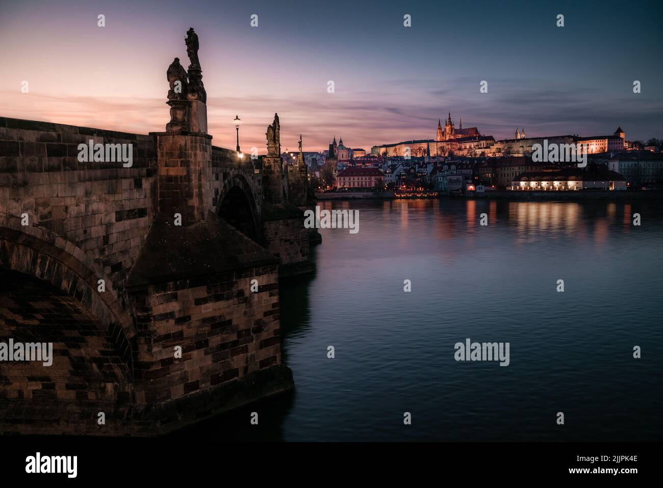 Uno scatto aereo di un bel mare nella notte buia a Praga, Repubblica Ceca Foto Stock