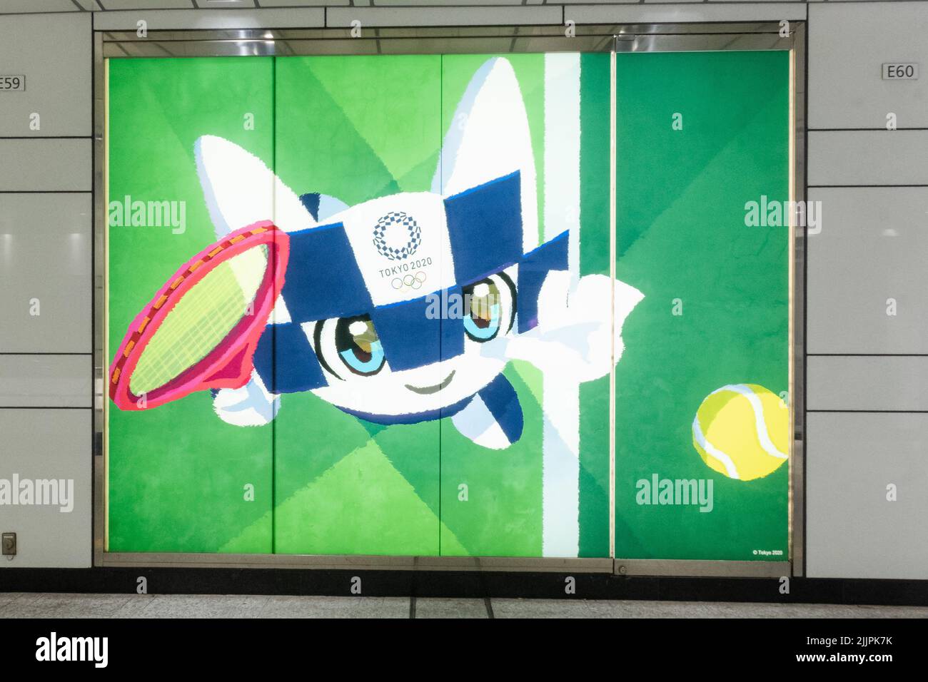 Un poster delle mascotte dei Giochi Olimpici di Tokyo in un tunnel fuori dalla stazione di Shinjuku, Tokyo, Giappone. Foto Stock