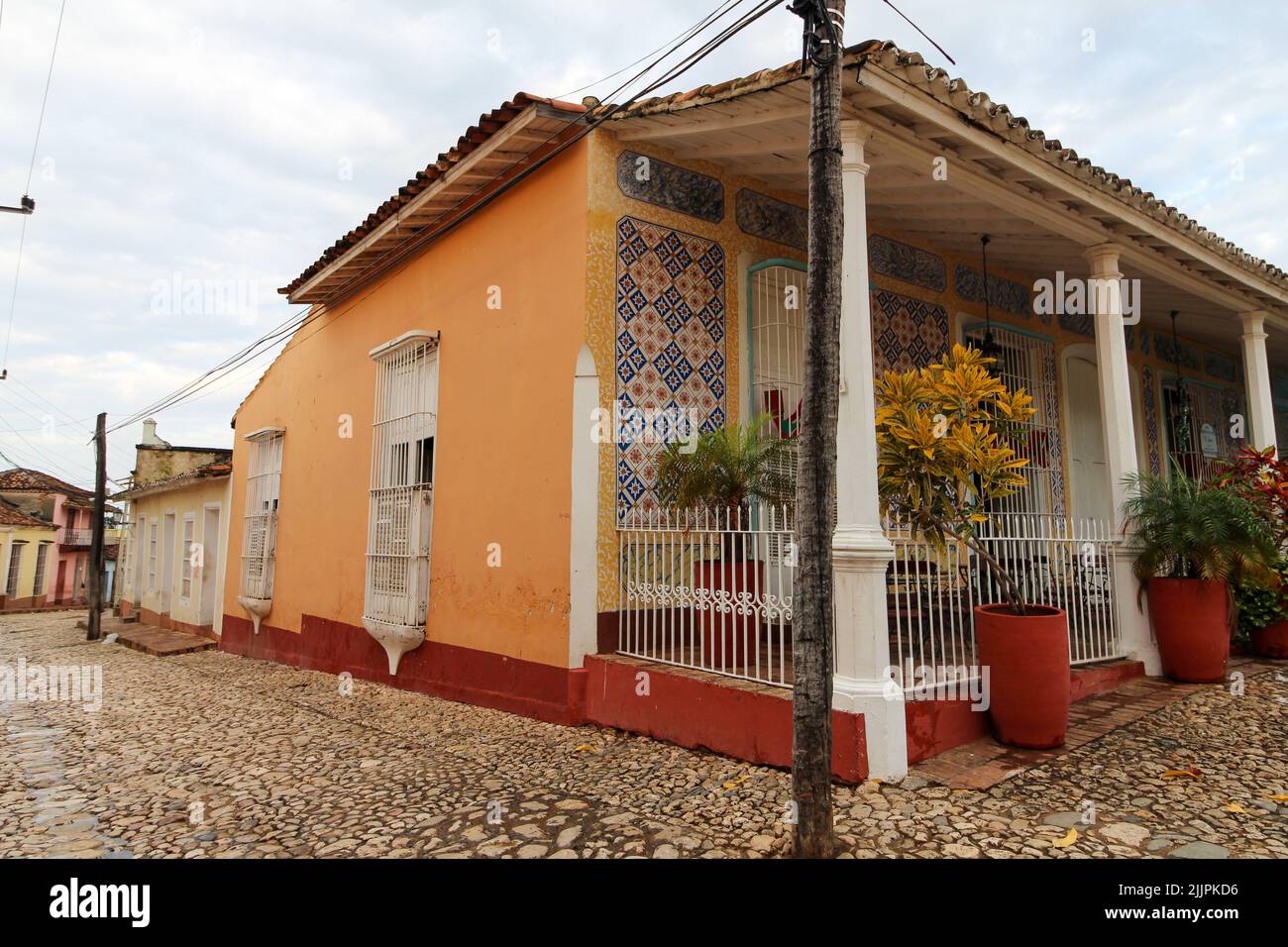 Una bella vista di un edificio colorato a Trinidad sotto il cielo blu Foto Stock