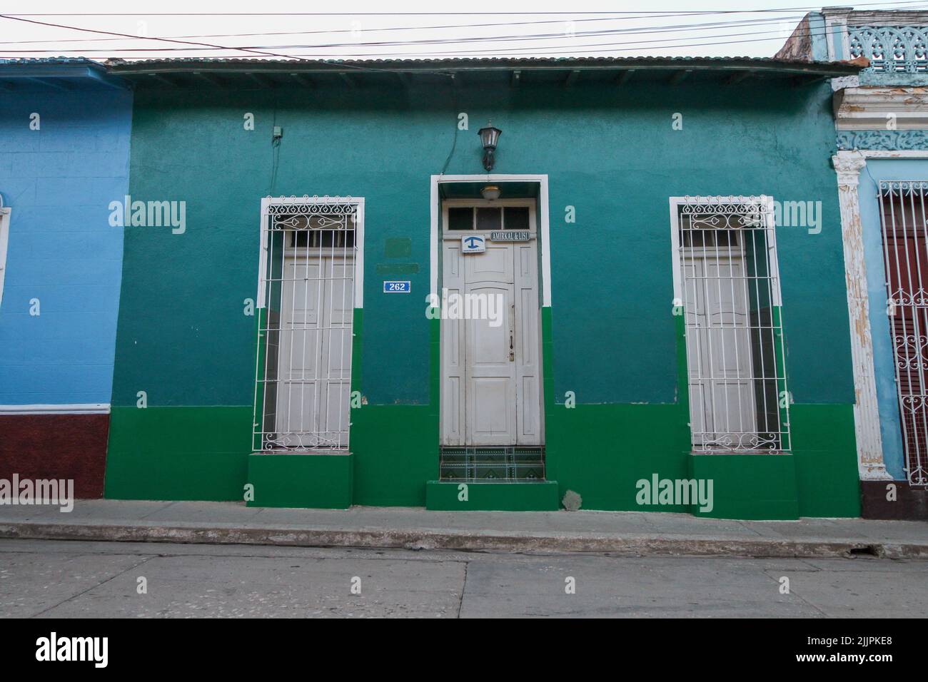 Una bella vista di un edificio colorato a Trinidad sotto il cielo blu Foto Stock