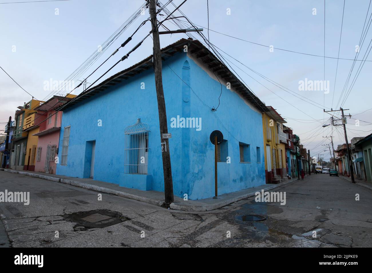 Una bella vista di un edificio colorato a Trinidad sotto il cielo blu Foto Stock