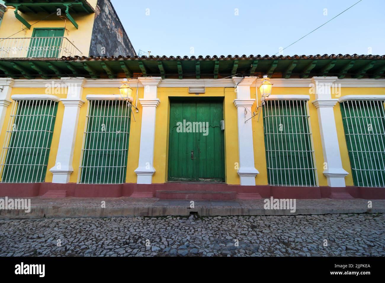 Una bella vista di un edificio colorato a Trinidad sotto il cielo blu Foto Stock
