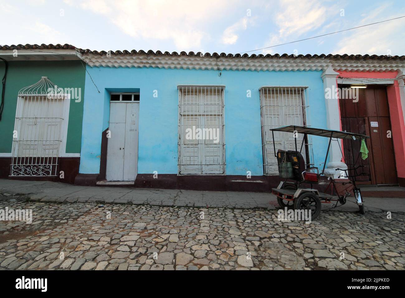 Una bella vista di un edificio colorato a Trinidad sotto il cielo blu Foto Stock