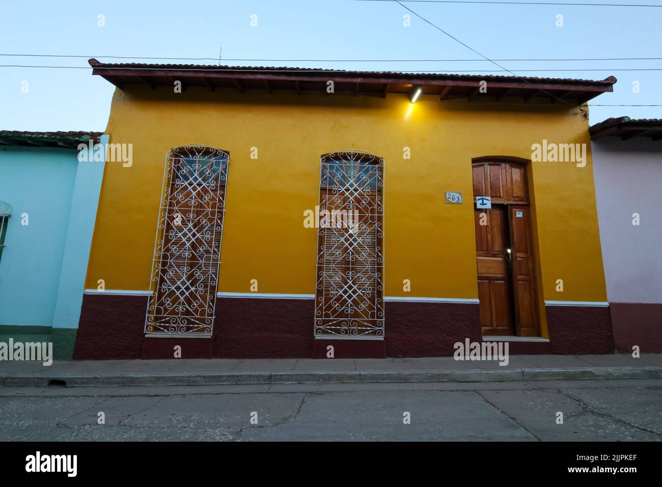 Una bella vista di un edificio colorato a Trinidad sotto il cielo blu Foto Stock