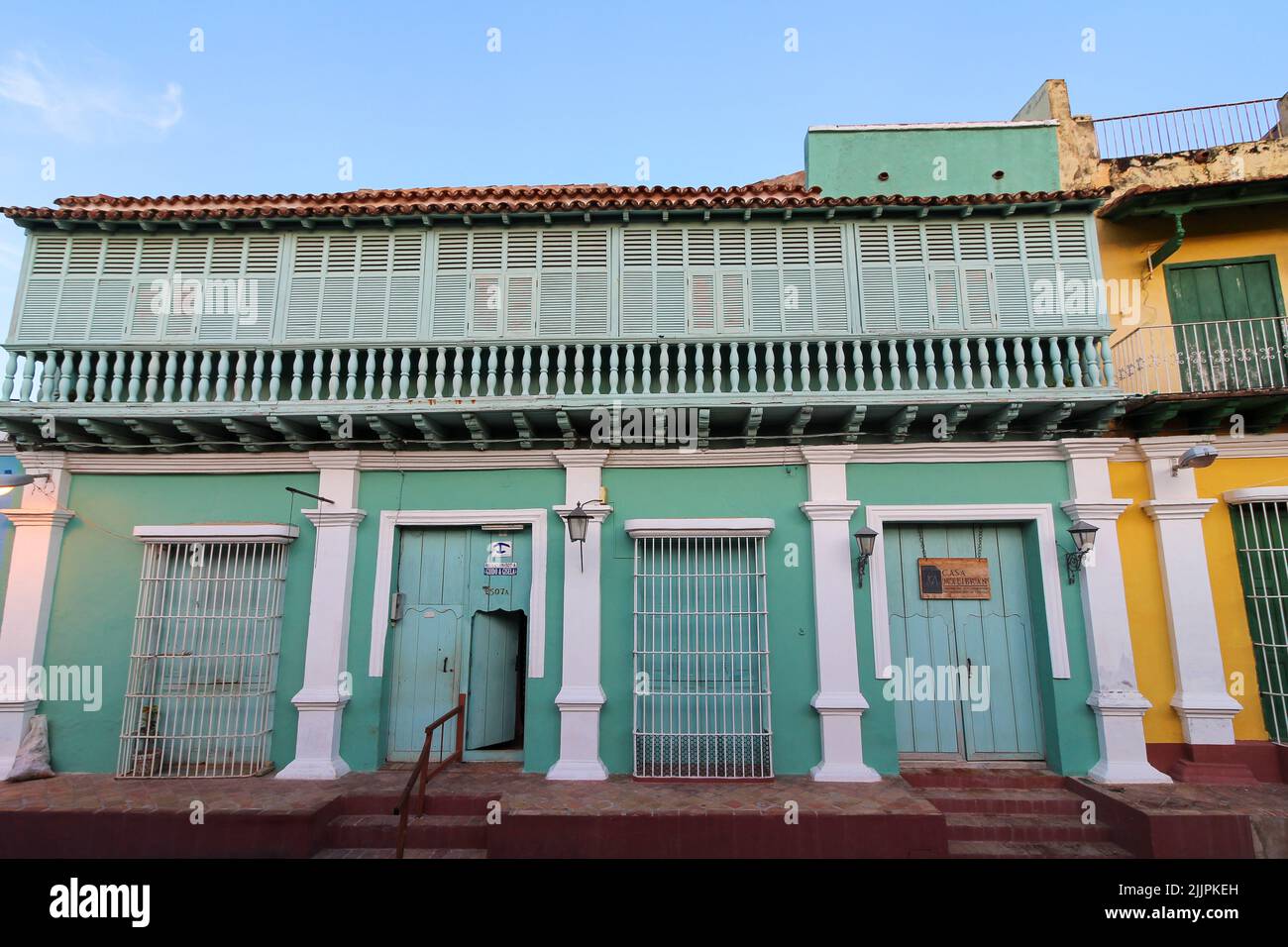 Una bella vista di un edificio colorato a Trinidad sotto il cielo blu Foto Stock