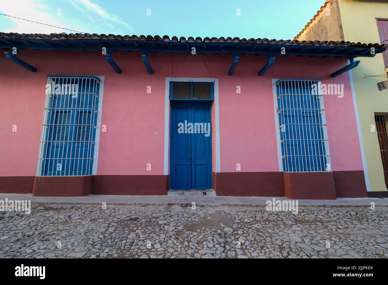 Una bella vista di un edificio colorato a Trinidad sotto il cielo blu Foto Stock