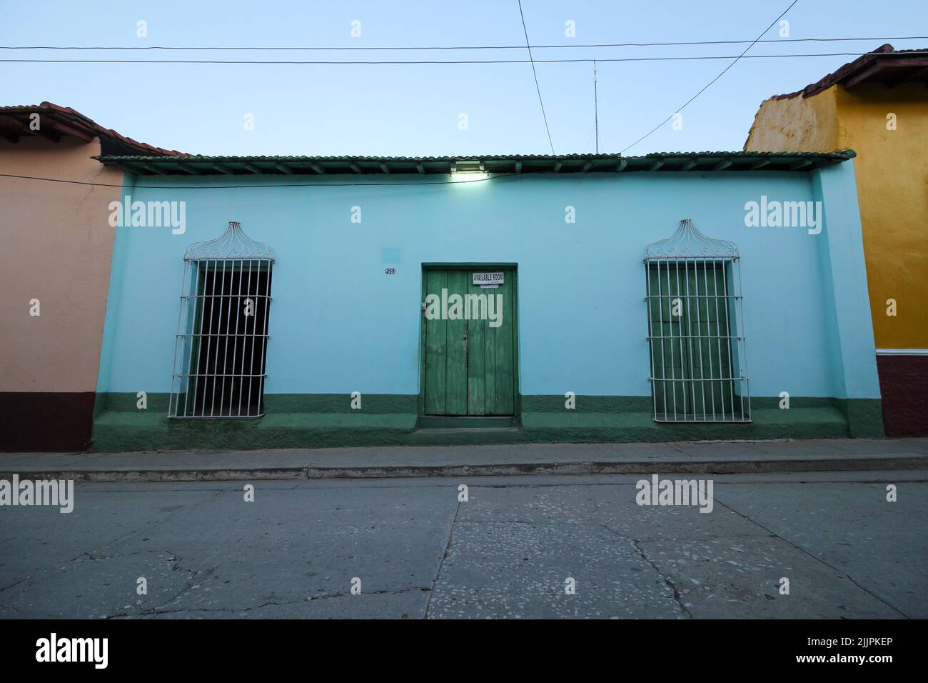 Una bella vista di un edificio colorato a Trinidad sotto il cielo blu Foto Stock