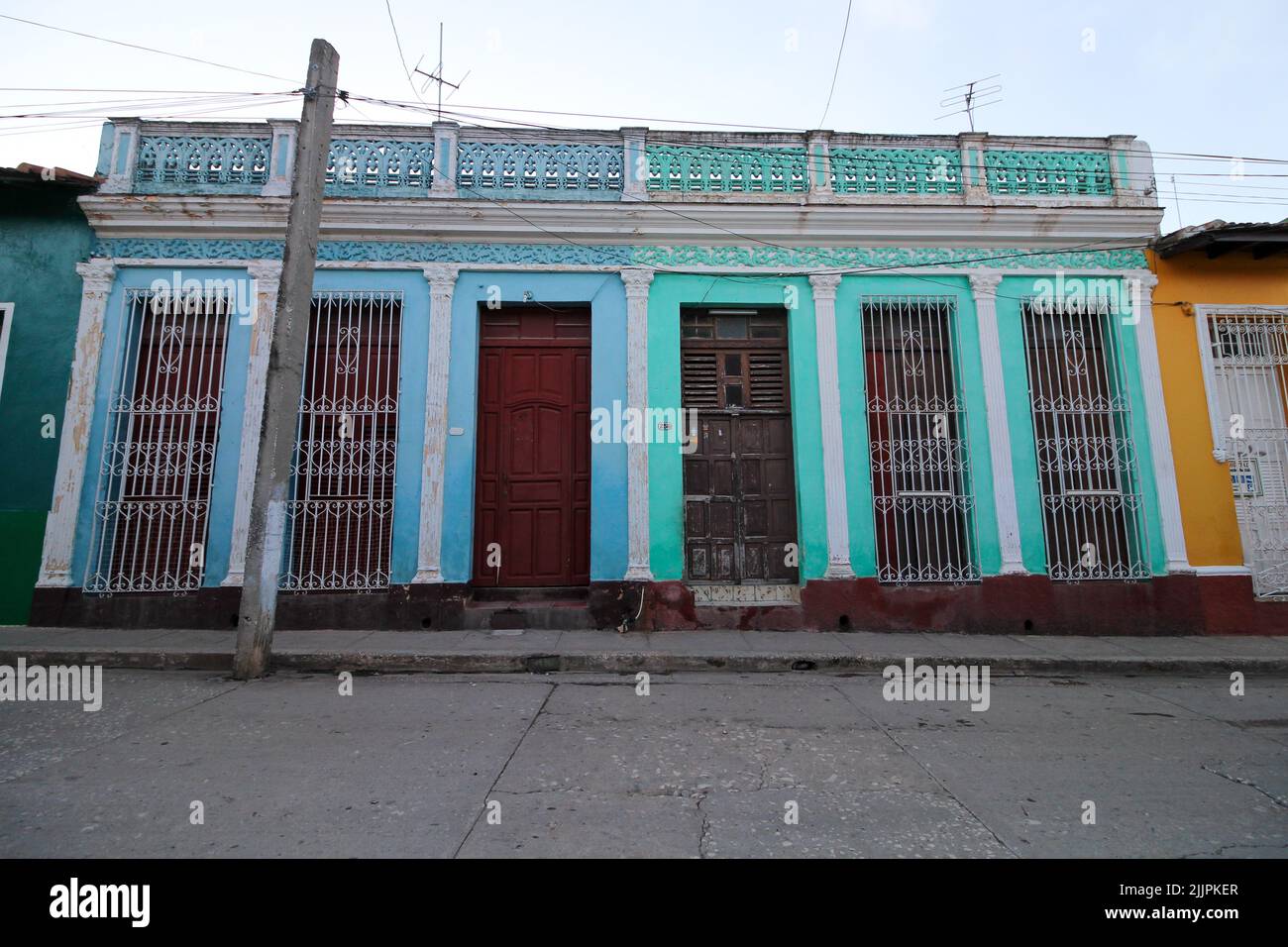 Una bella vista di un edificio colorato a Trinidad sotto il cielo blu Foto Stock