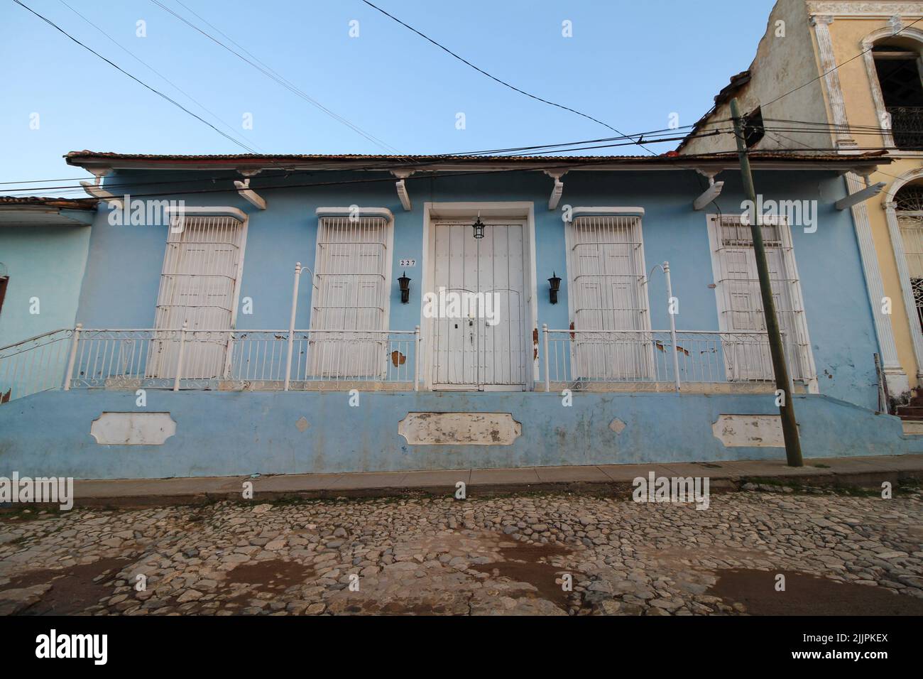 Una bella vista di un edificio colorato a Trinidad sotto il cielo blu Foto Stock