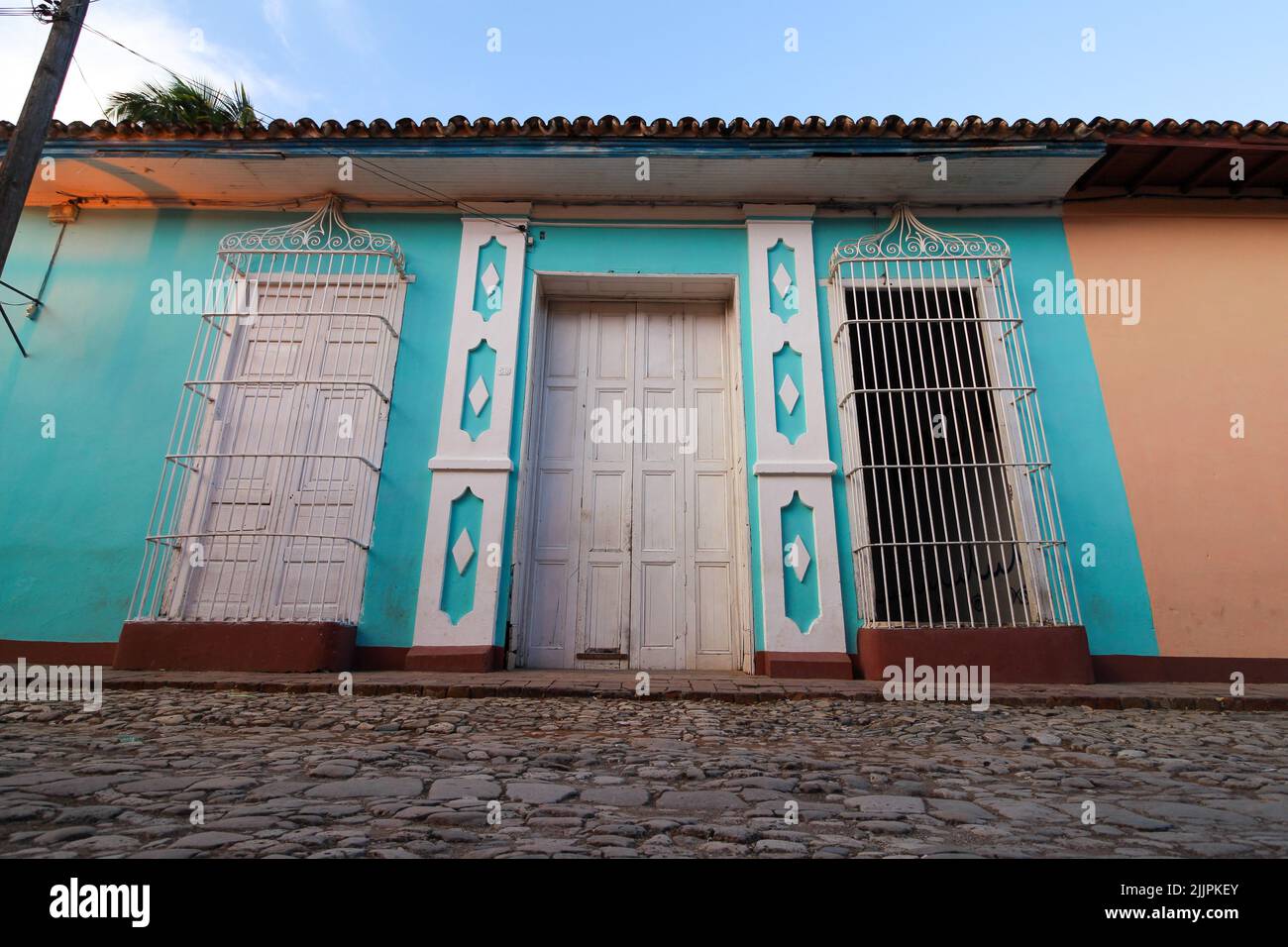 Una bella vista di un edificio colorato a Trinidad sotto il cielo blu Foto Stock