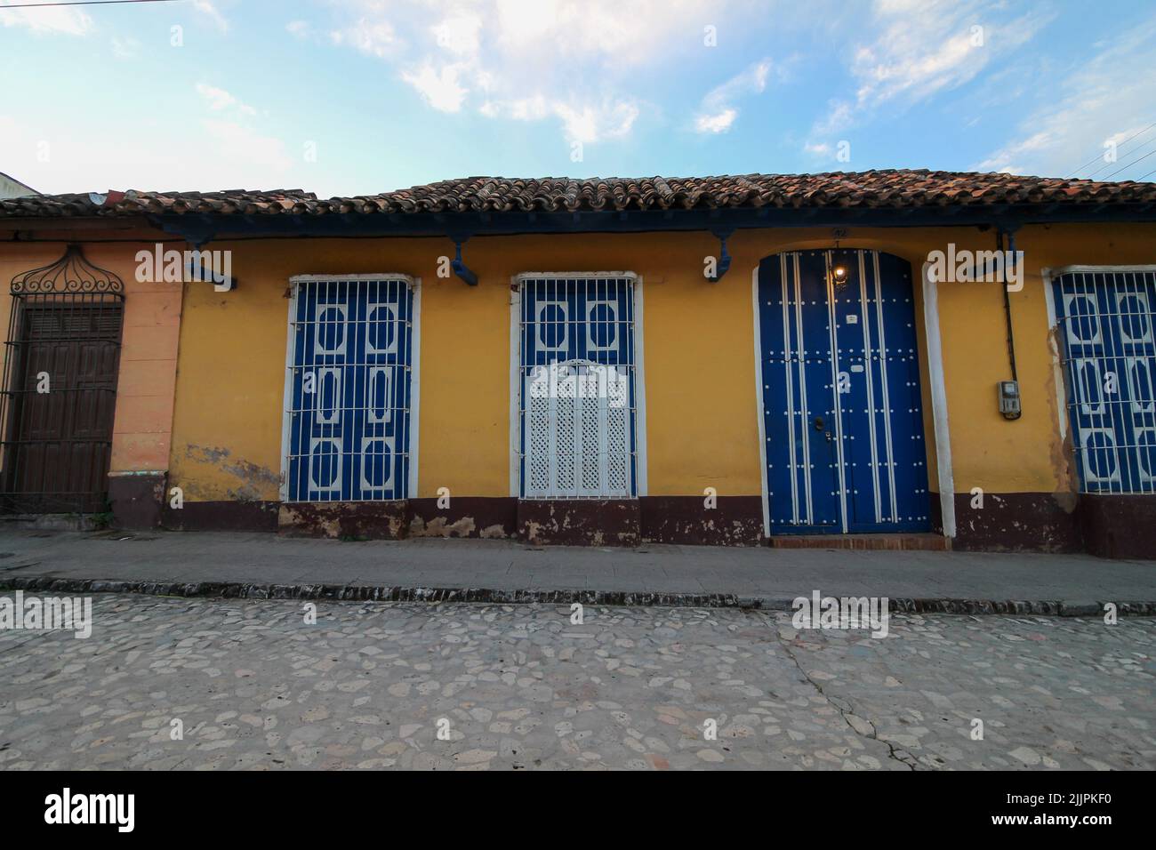 Una bella vista di un edificio colorato a Trinidad sotto il cielo blu Foto Stock