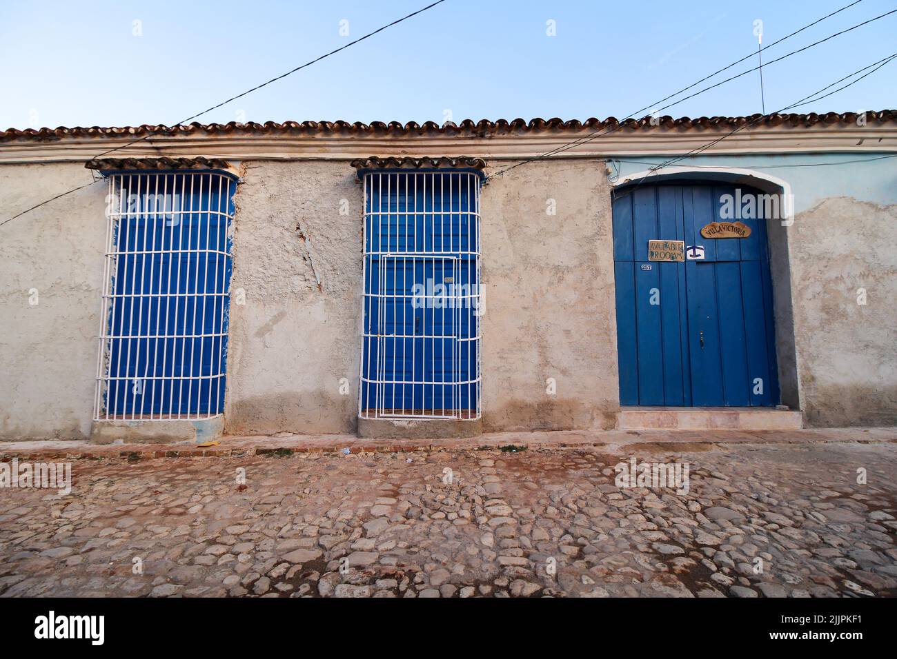 Una bella vista di un edificio colorato a Trinidad sotto il cielo blu Foto Stock