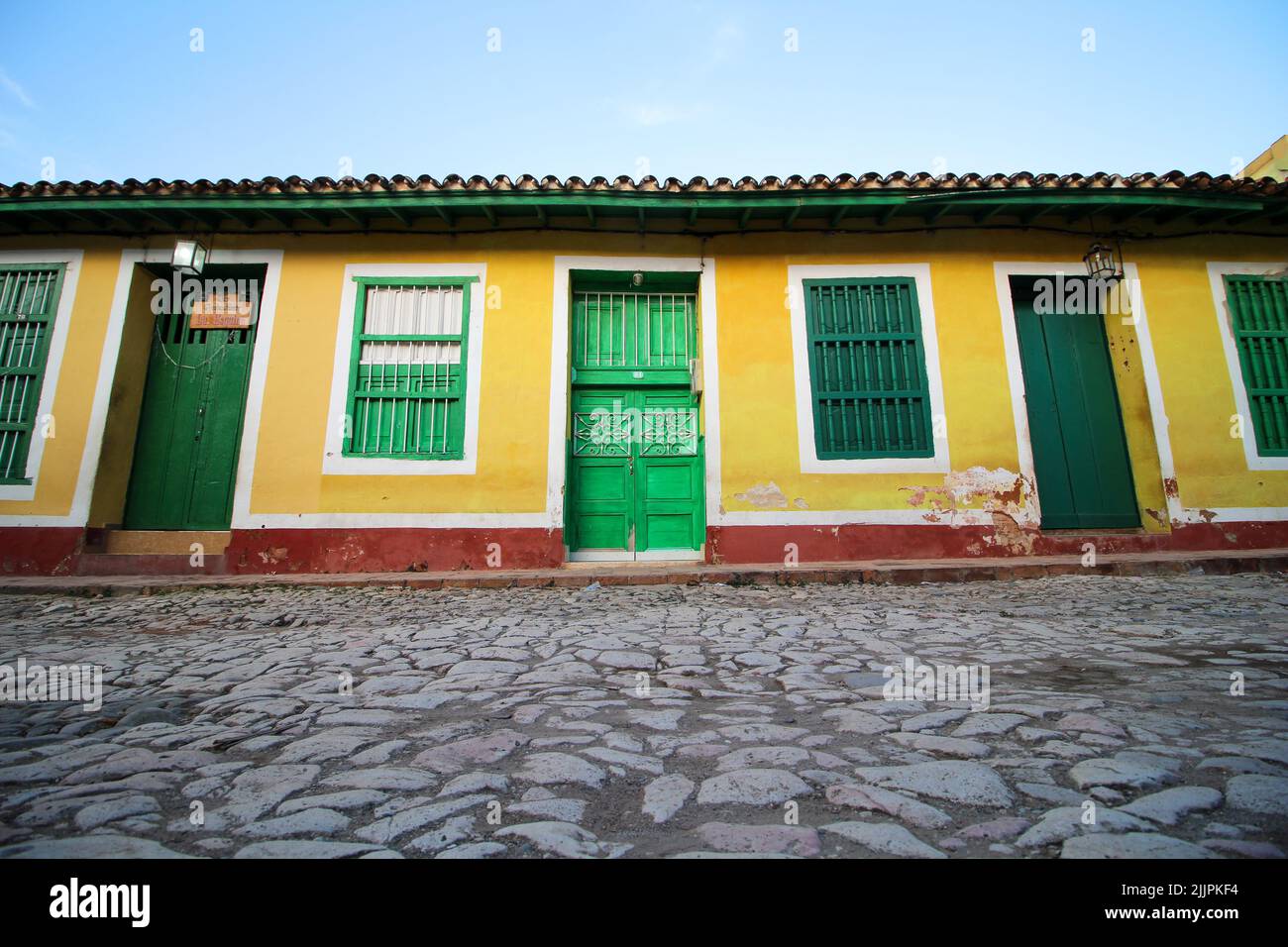 Una bella vista di un edificio colorato a Trinidad sotto il cielo blu Foto Stock