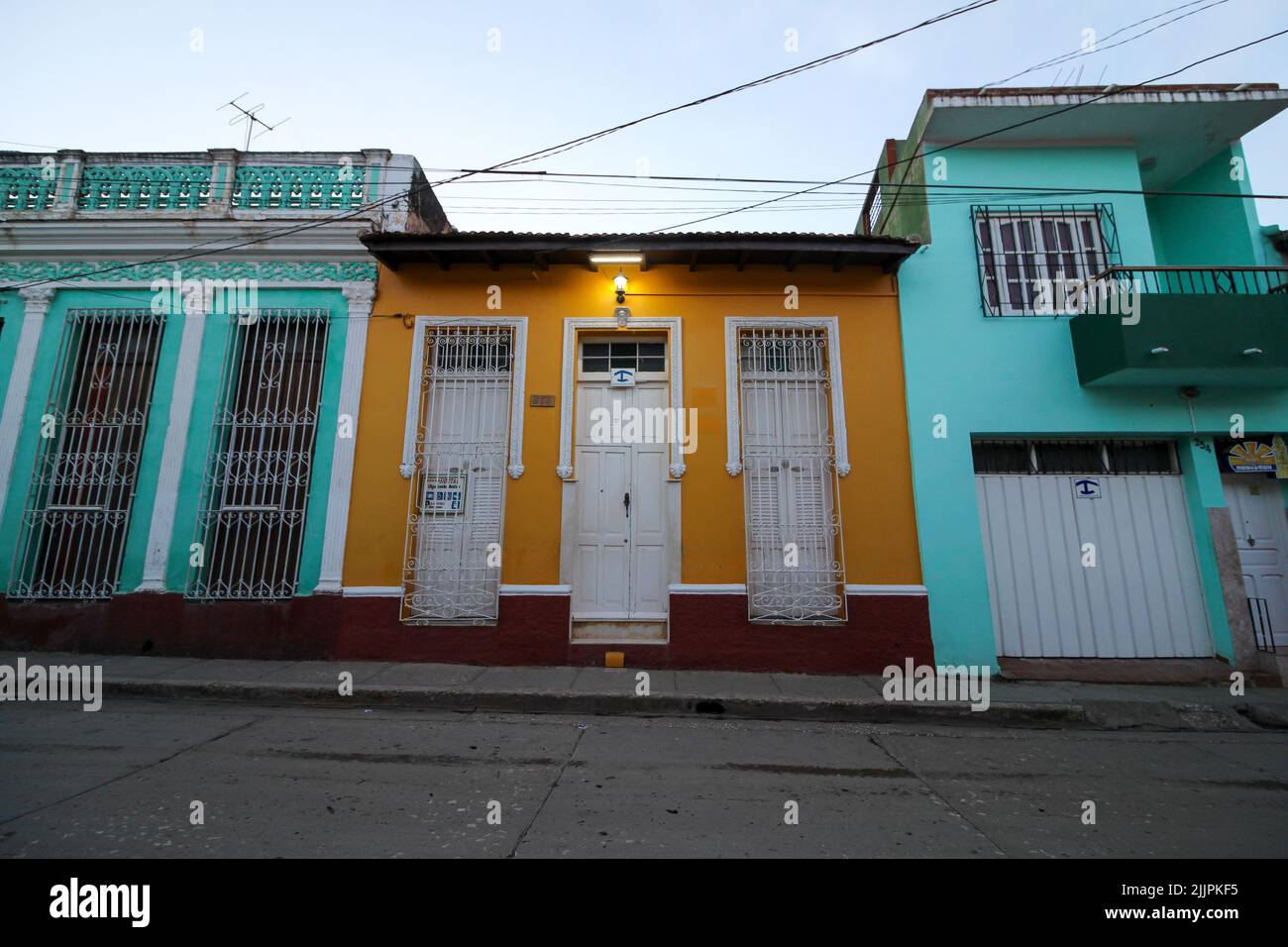Una bella vista di un edificio colorato a Trinidad sotto il cielo blu Foto Stock