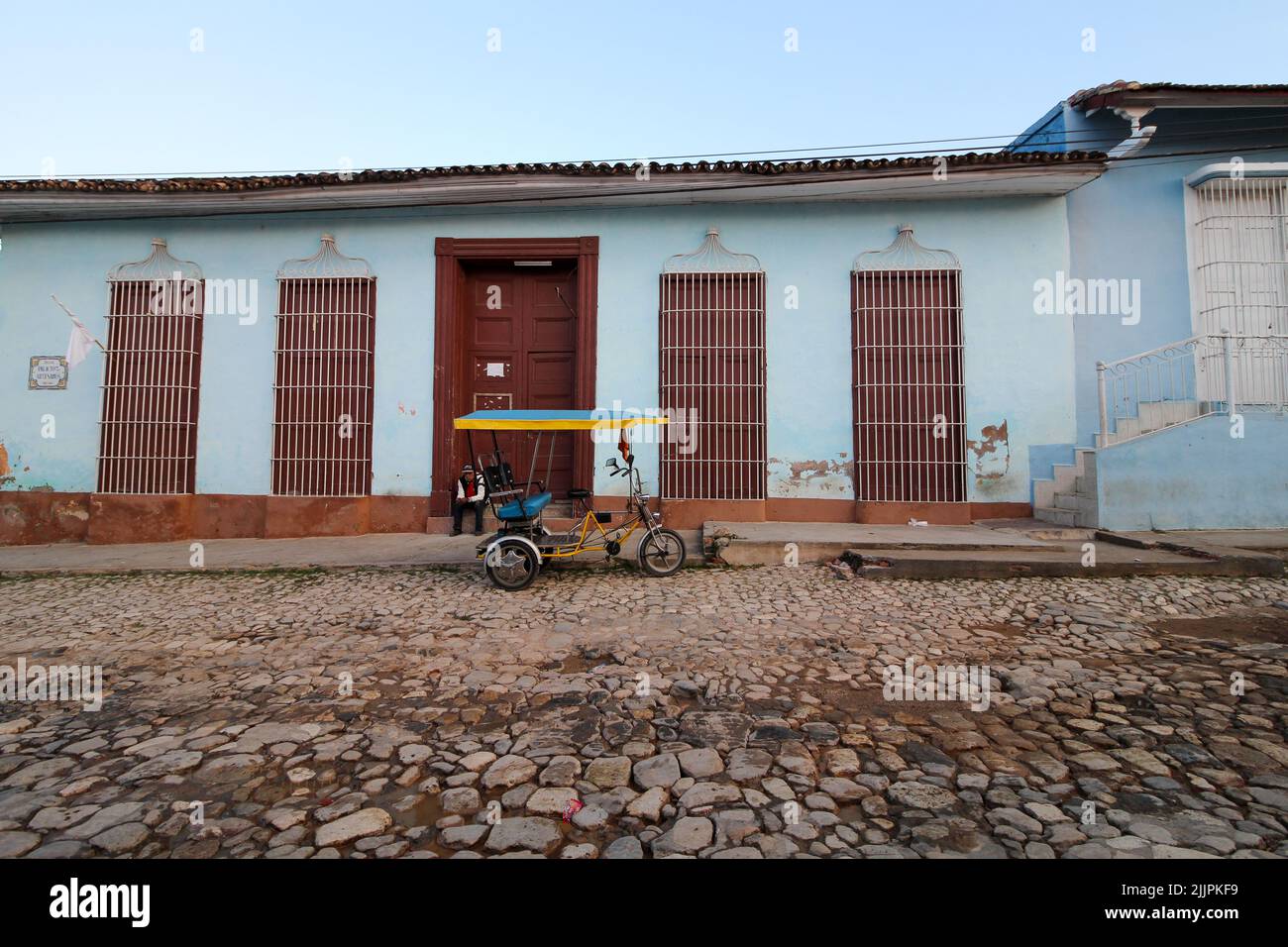 Una bella vista di un edificio colorato a Trinidad sotto il cielo blu Foto Stock
