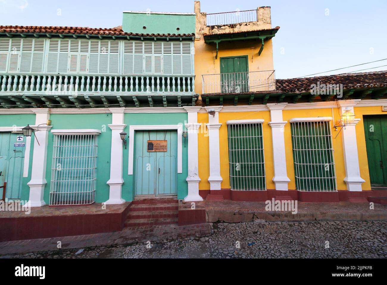 Una bella vista di un edificio colorato a Trinidad sotto il cielo blu Foto Stock