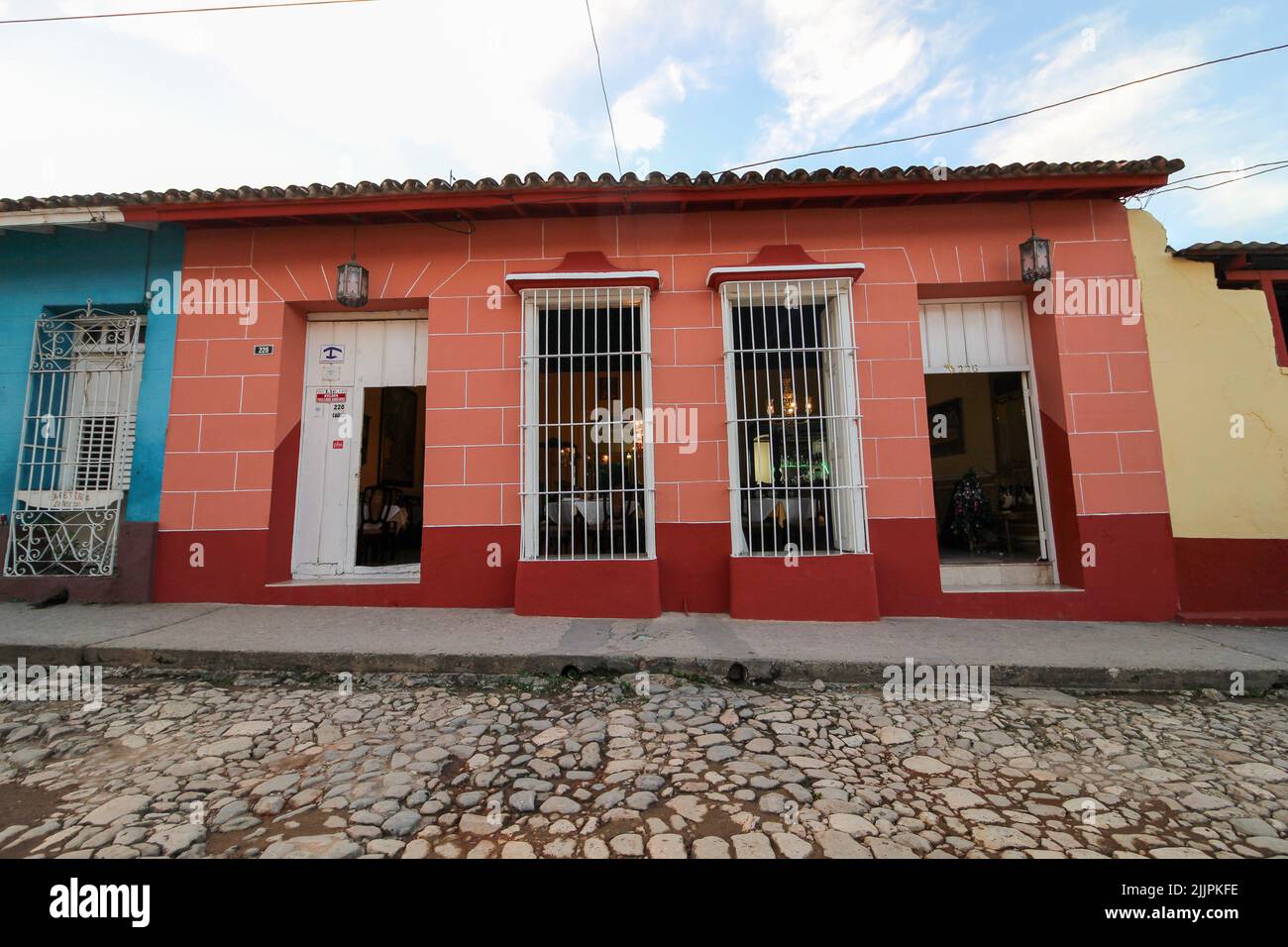 Una bella vista di un edificio colorato a Trinidad sotto il cielo blu Foto Stock