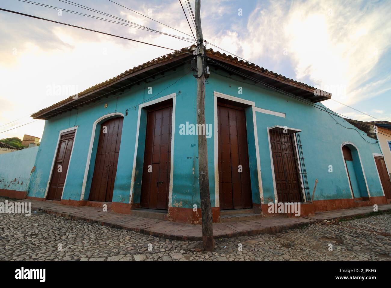 Una bella vista di un edificio colorato a Trinidad sotto il cielo blu Foto Stock