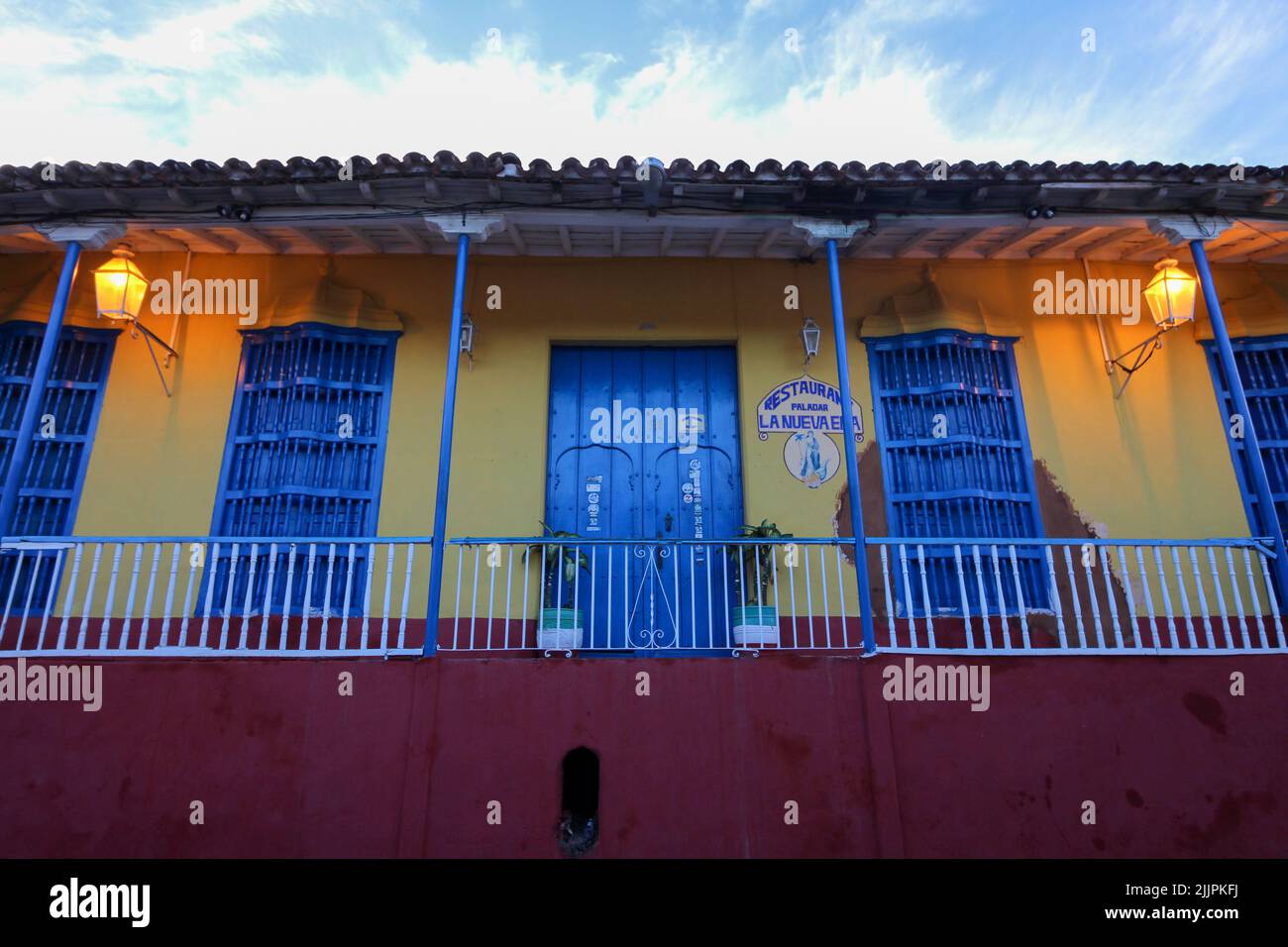Una bella vista di un edificio colorato a Trinidad sotto il cielo blu Foto Stock