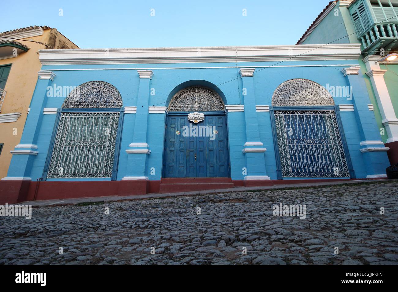 Una bella vista di un edificio colorato a Trinidad sotto il cielo blu Foto Stock