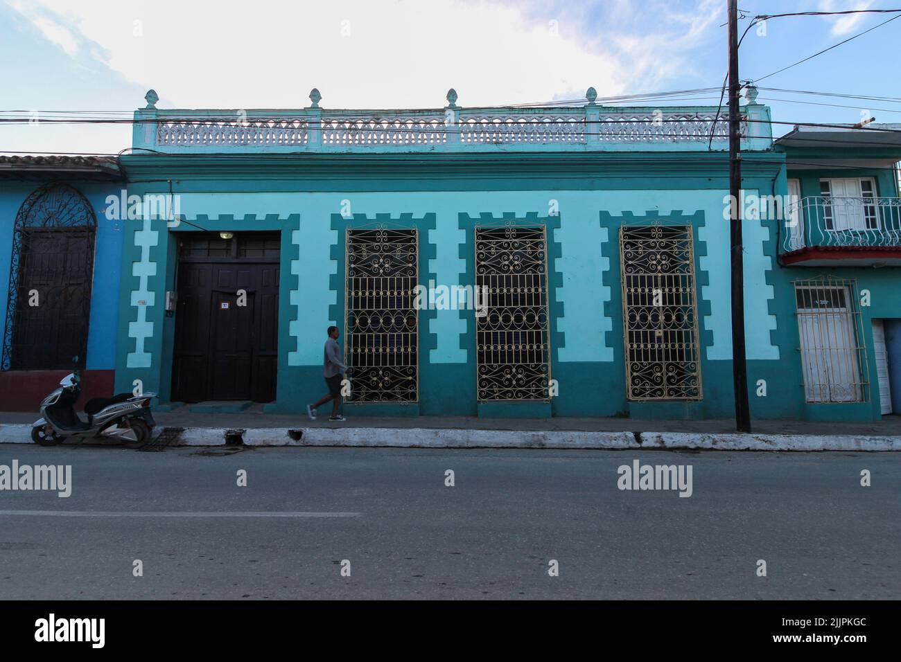 Una bella vista di un edificio colorato a Trinidad sotto il cielo blu Foto Stock