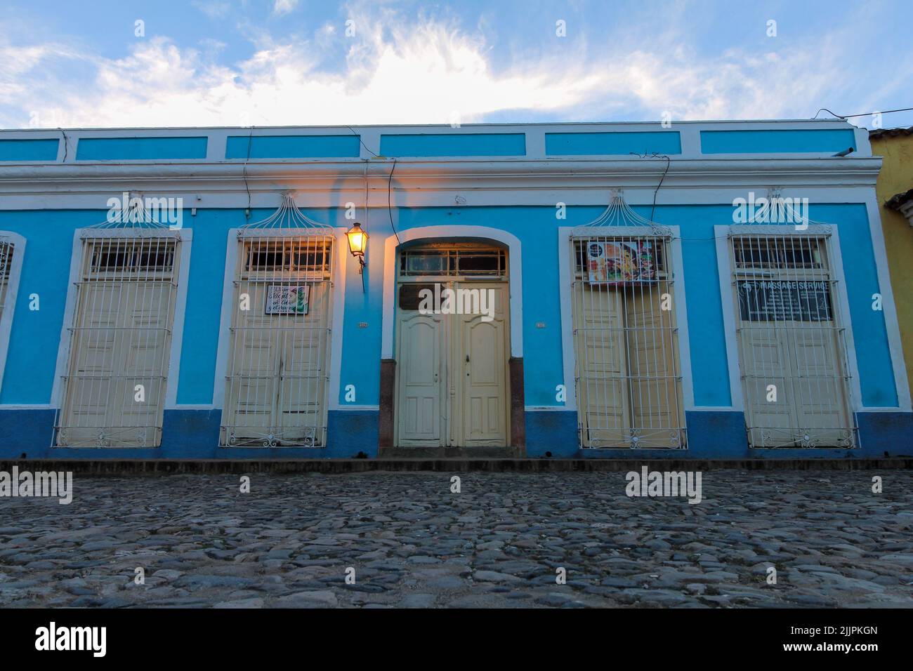 Una bella vista di un edificio colorato a Trinidad sotto il cielo blu Foto Stock