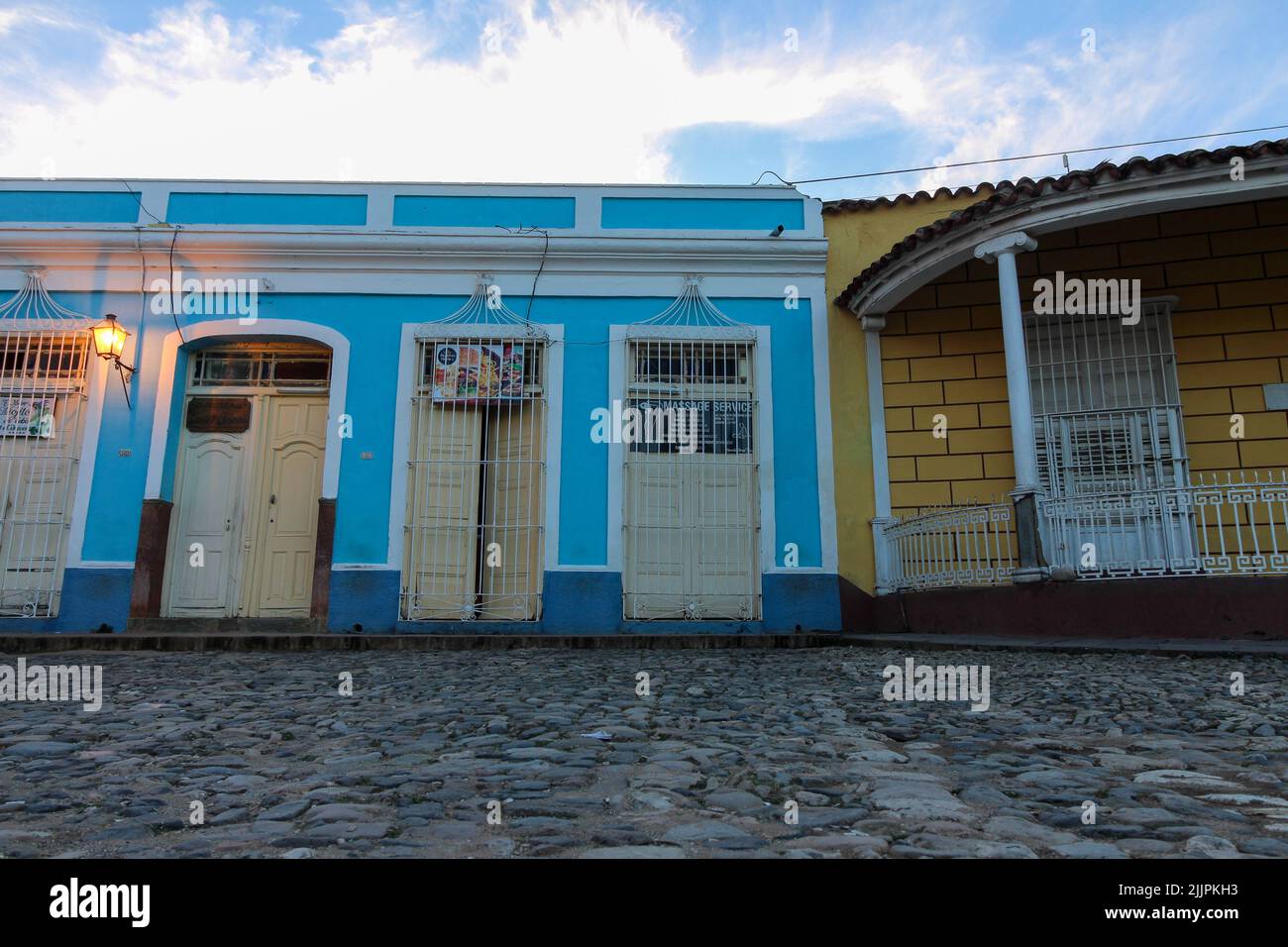 Una bella vista di un edificio colorato a Trinidad sotto il cielo blu Foto Stock