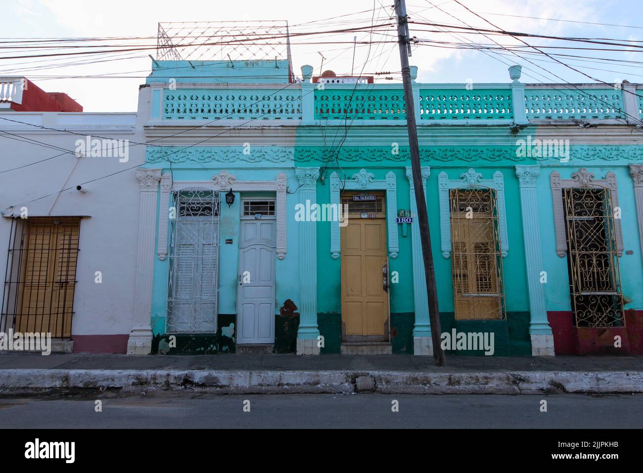 Una bella vista di un edificio colorato a Trinidad sotto il cielo blu Foto Stock