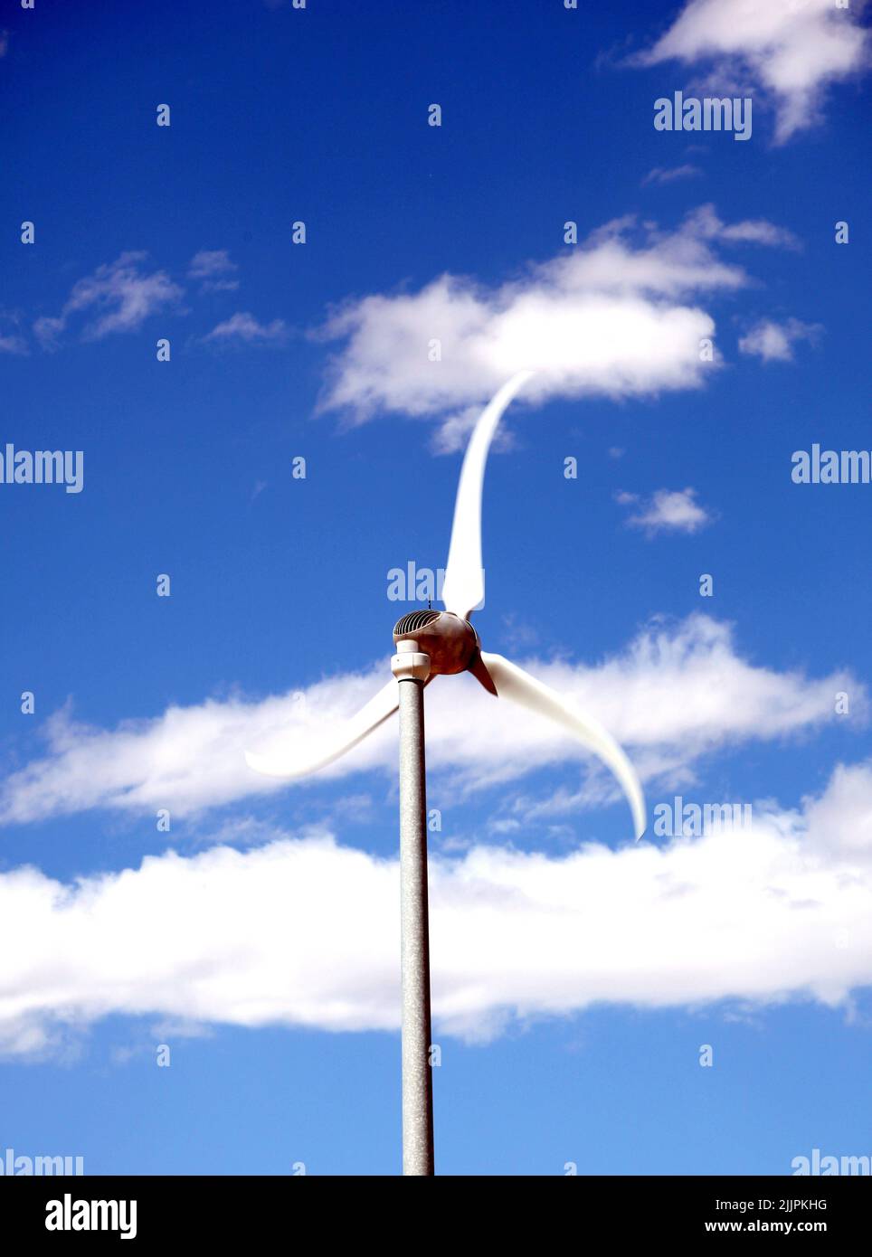Una vista della turbina eolica sullo sfondo del cielo nuvoloso Foto Stock
