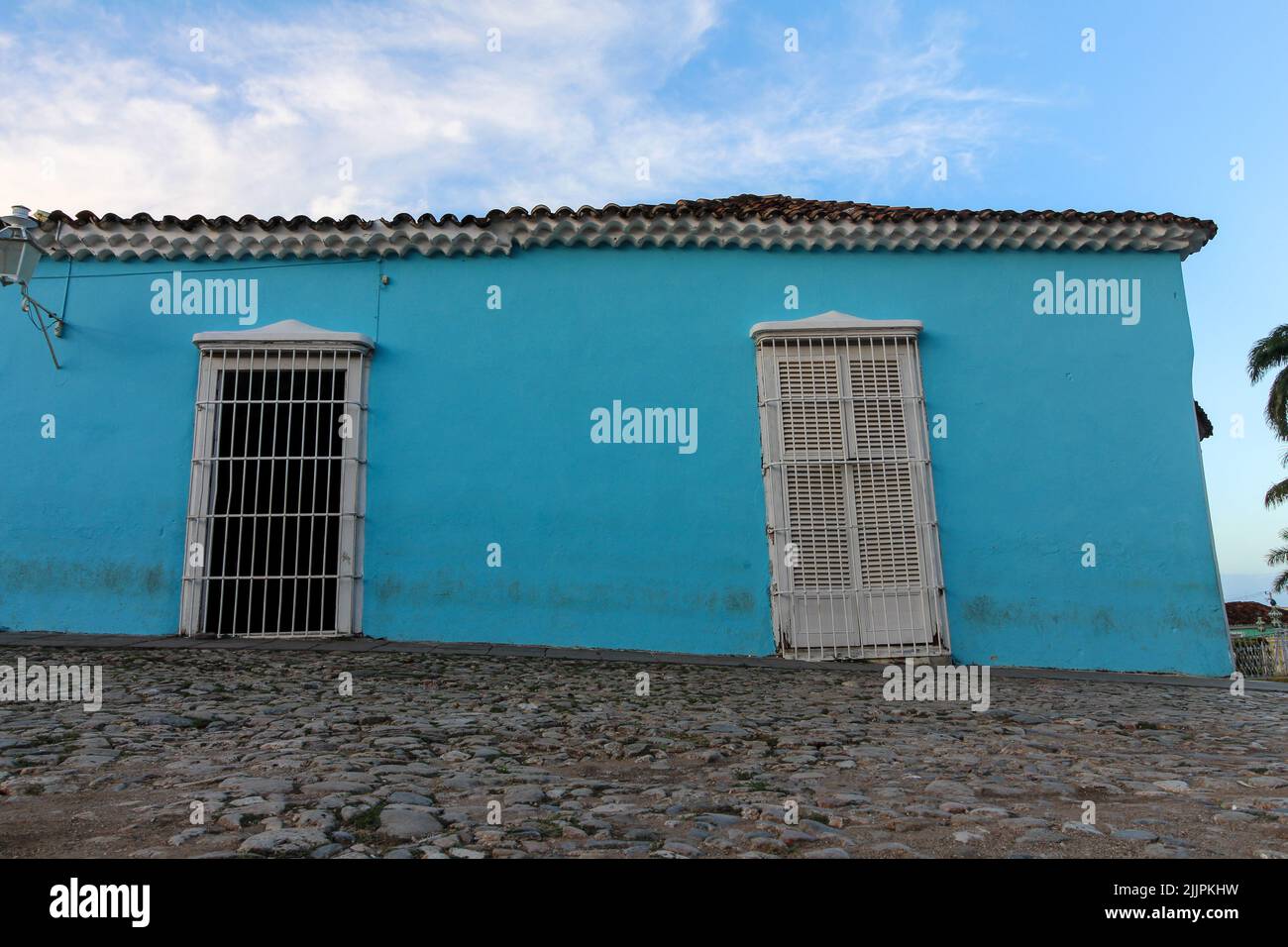 Una bella vista di un edificio colorato a Trinidad sotto il cielo blu Foto Stock