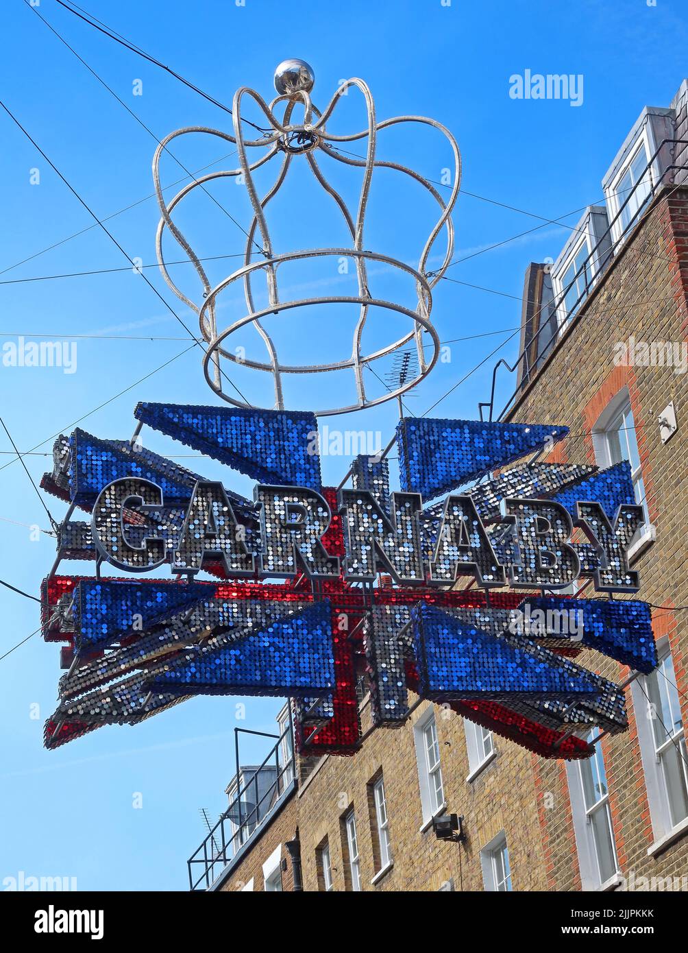 Crown e British Union bandiera nella famosa Carnaby Street, Soho, Londra, Inghilterra, Regno Unito, W1F 9PS Foto Stock