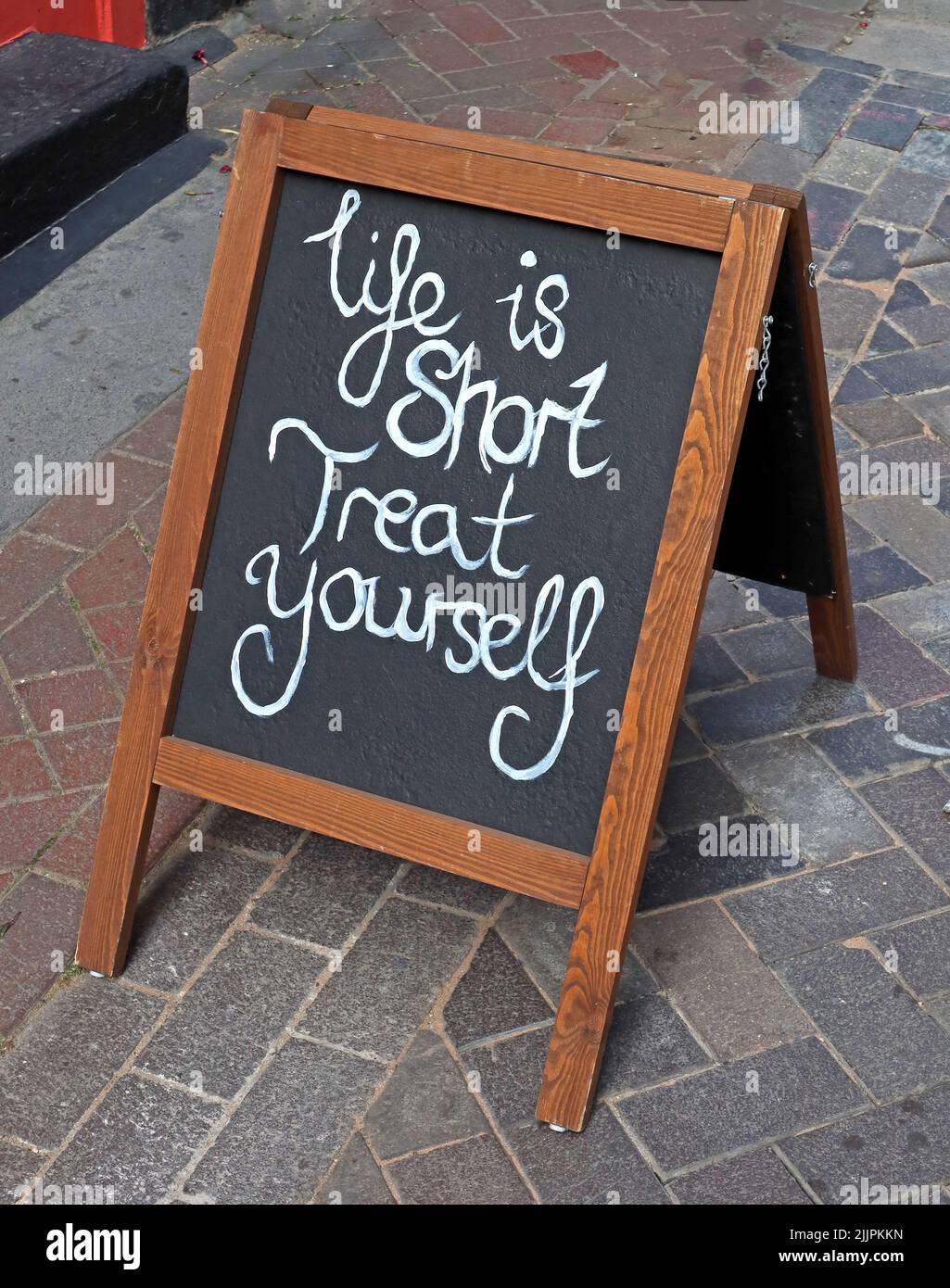 A-Board, la vita è breve, concediti un regalo, a Soho Londra, Inghilterra, REGNO UNITO Foto Stock