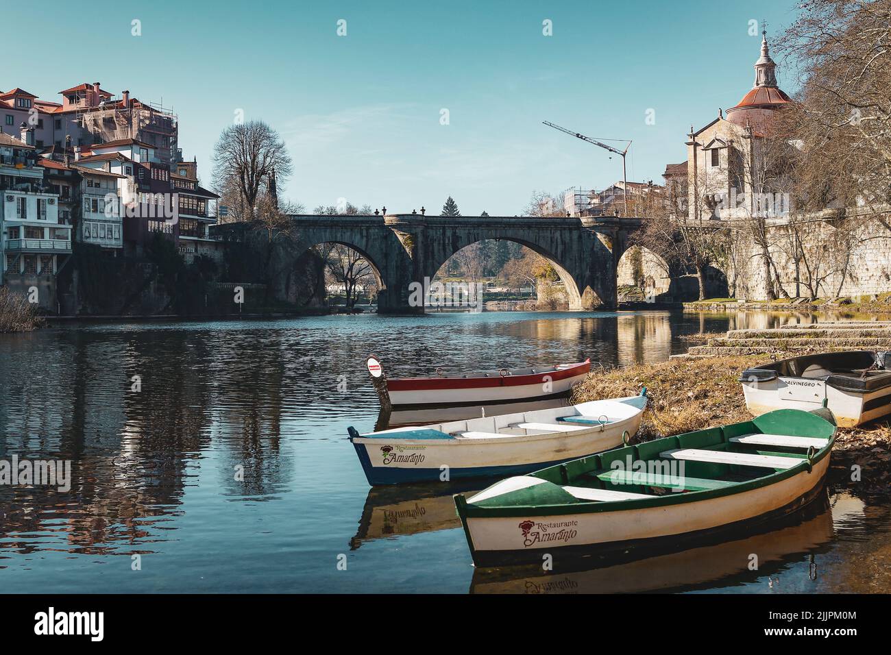 Una splendida vista sul fiume Tamega e sul Ponte Amarante ad Amarante, Portogallo Foto Stock