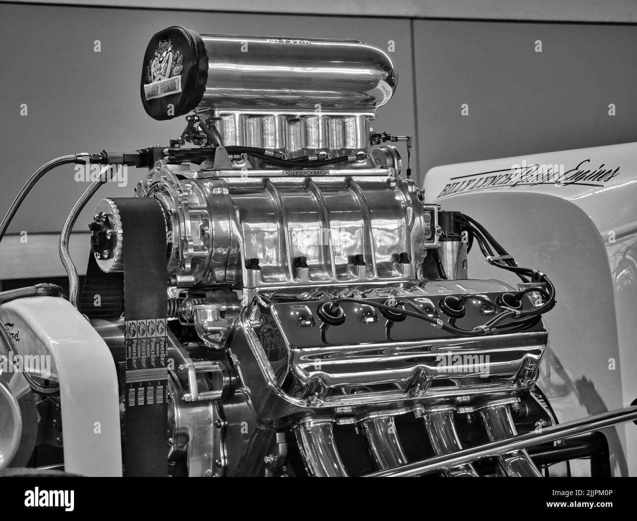 Un'immagine in scala di grigi di un motore da corsa altamente cromato. Foto Stock