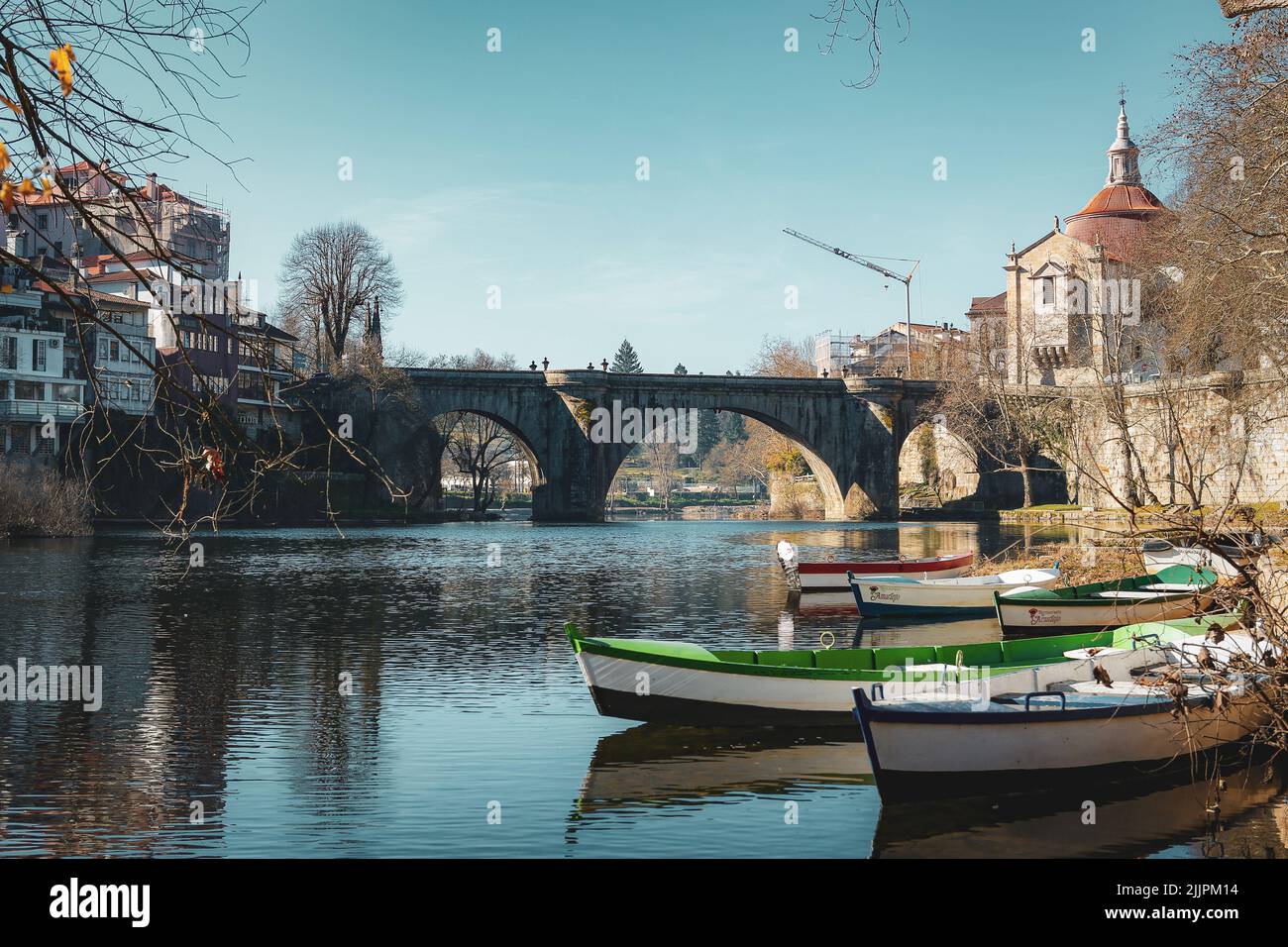 Una splendida vista sul fiume Tamega e sul Ponte Amarante ad Amarante, Portogallo Foto Stock
