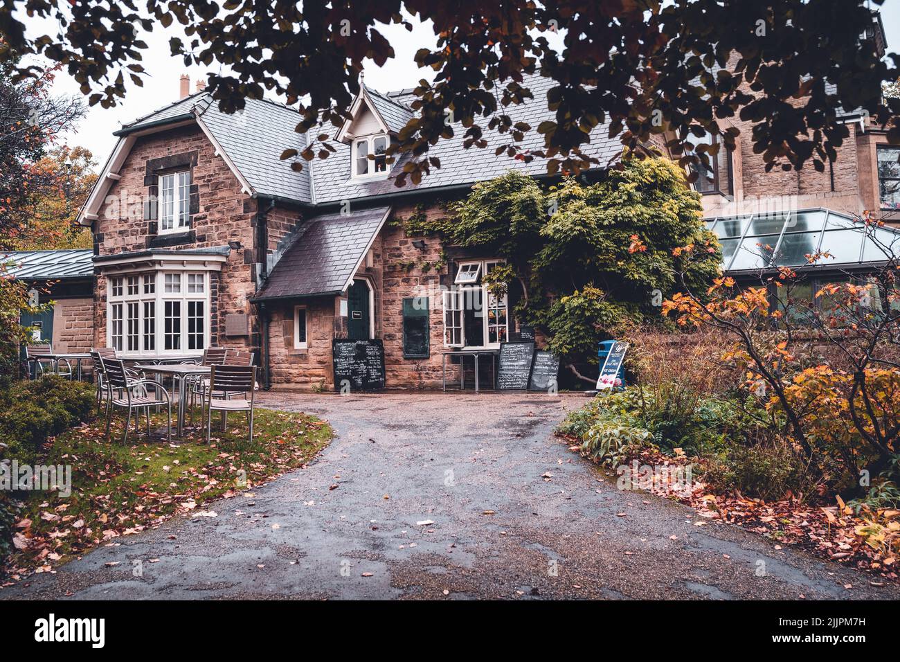 Una bella casa inglese tradizionale vicino al giardino in autunno a Sheffield. Foto Stock