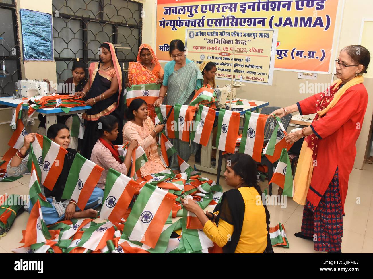 Jabalpur : lavoratori sociali impegnati nella produzione di bandiera nazionale prima della celebrazione giorno di indipendenza a Jabalpur, Martedì, luglio, 26, 2022. Foto di - Uma Shankar Mishra Foto Stock